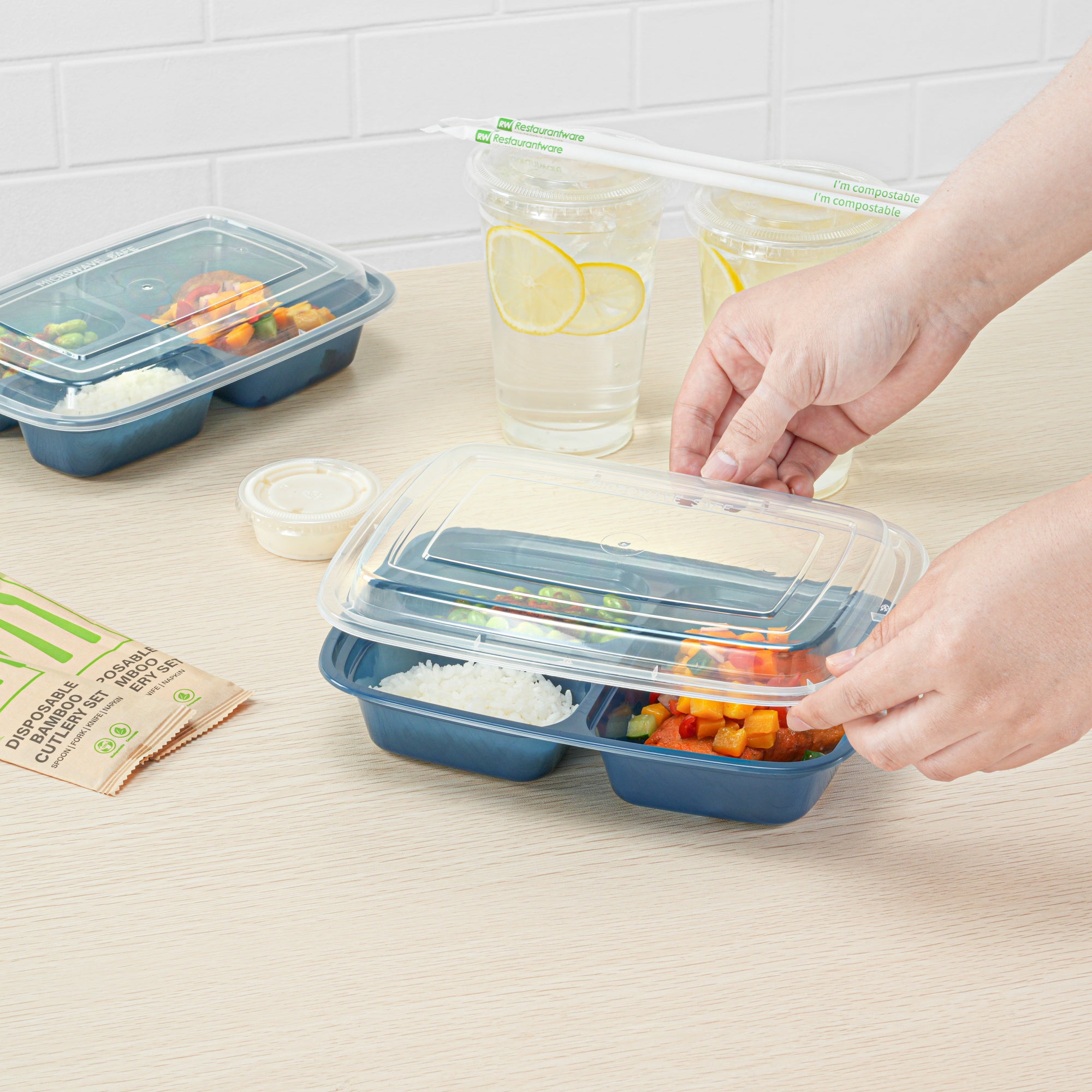 Asporto 26 oz 3-Compartment Plastic Food Storage Containers with Clear Lids - Microwave Safe, BPA Free (8.75