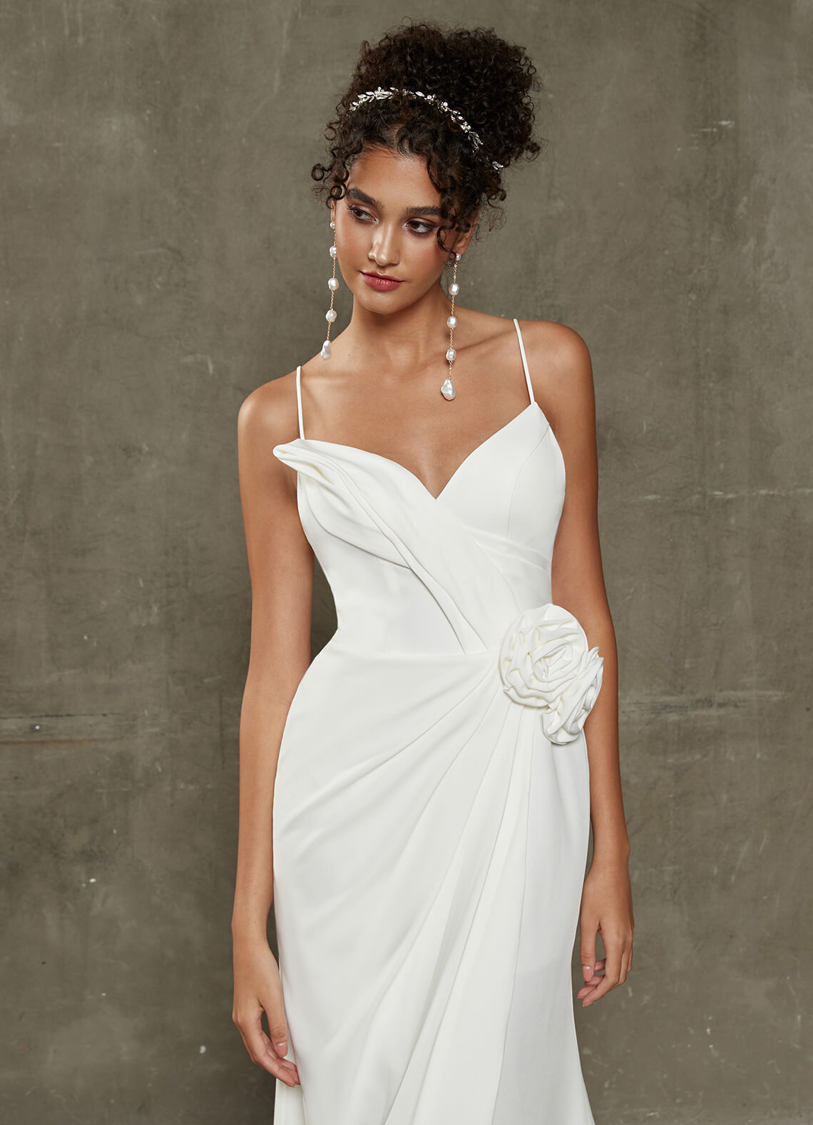 Elegant Diamond White 3D Floral Applique High-Low Wedding Gown for Brides - Perfect for Beach Weddings, Garden Ceremonies & Romantic Photoshoots