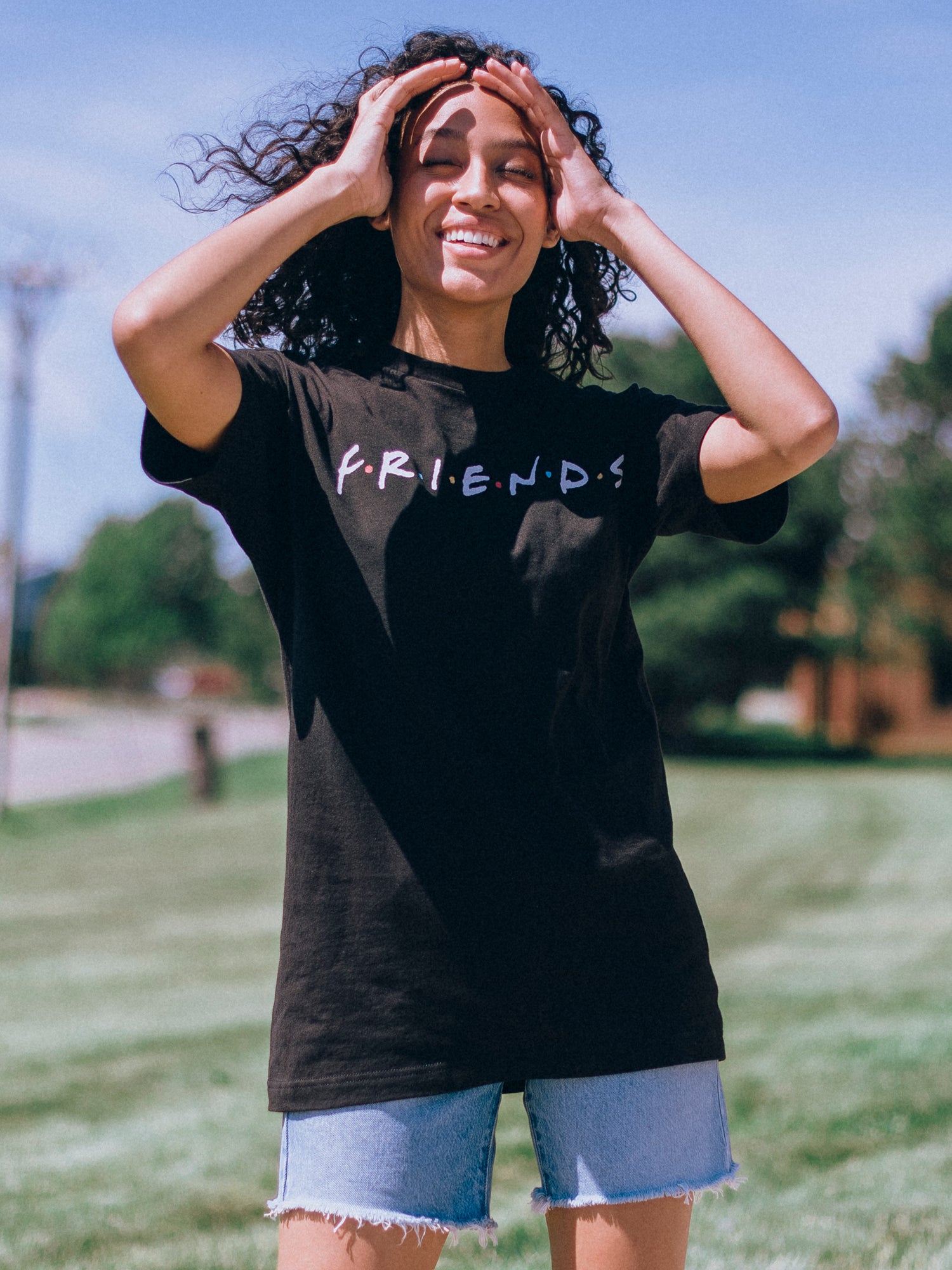 BIOWORLD Friends Logo Graphic T-Shirt - Soft Cotton Tee for Men & Women - Perfect for Casual Wear, TV Show Fans & Gift Giving