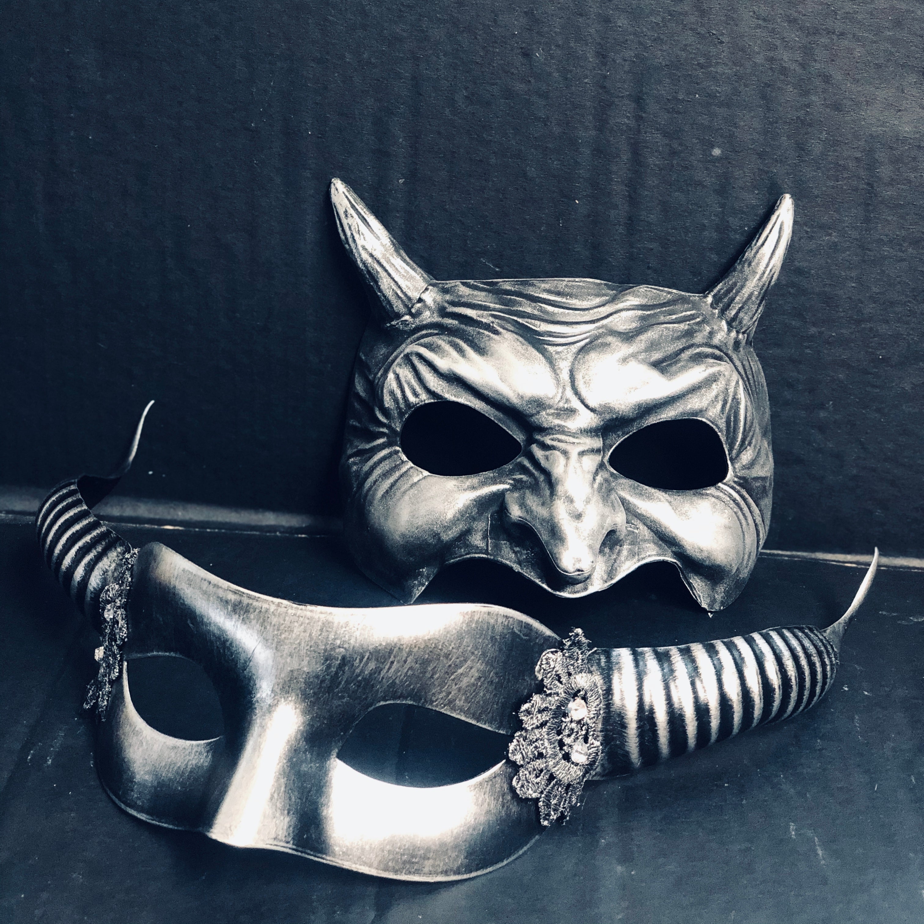 Elegant Couples Silver Horned Masquerade Masks for Halloween, Costume Parties & Venetian Balls – Perfect for Romantic Date Nights & Themed Events
