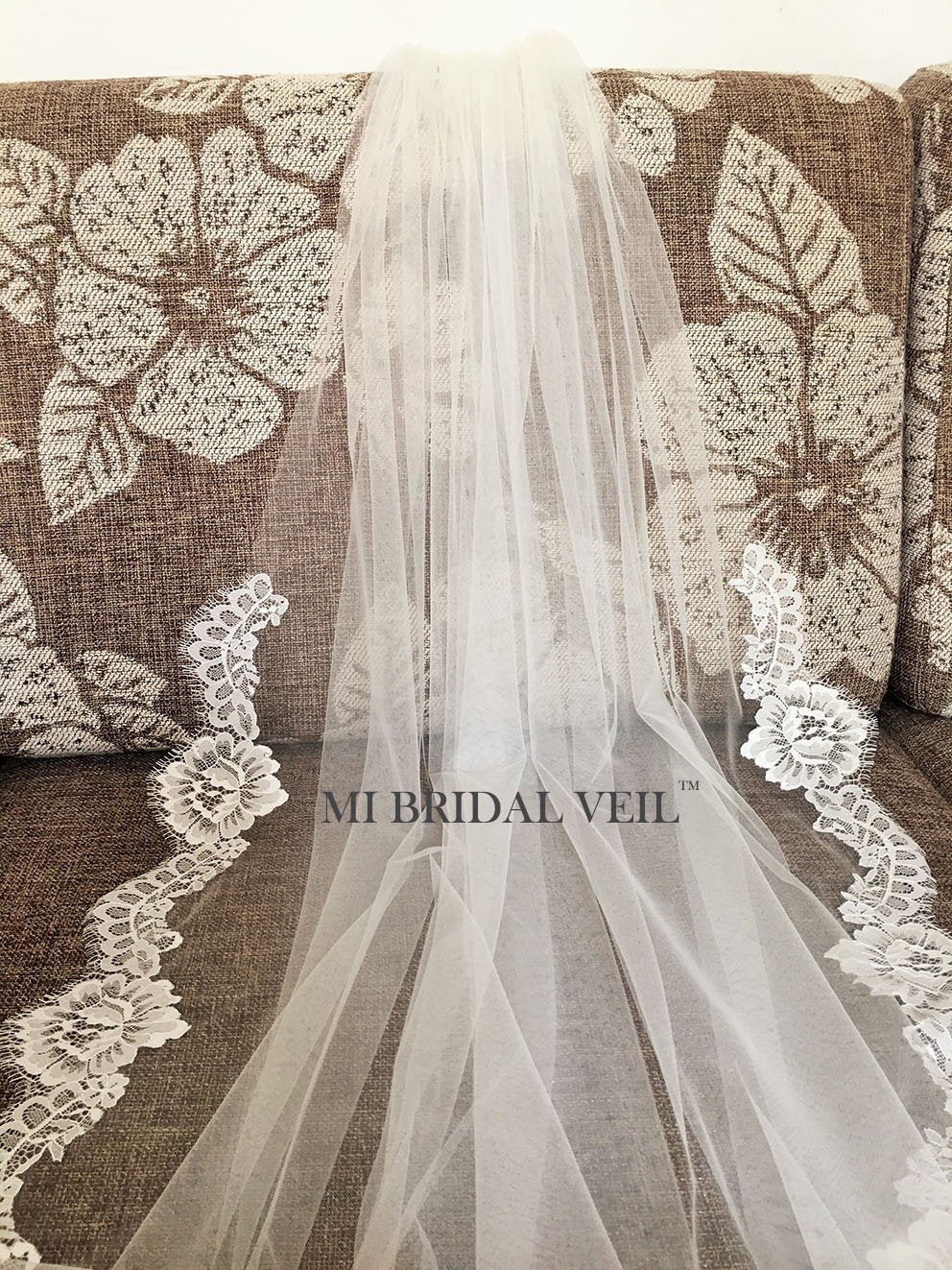 Elegant Lace Wedding Veil with Rose Lace Trim - Perfect for Bridal Ceremonies & Romantic Weddings