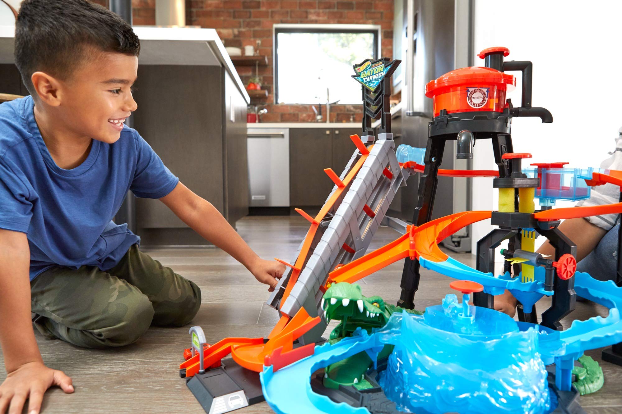 Hot Wheels City Car Wash Playset with Giant Gator Toy - Interactive Race Track for Kids, Die-Cast Vehicle Playset - Perfect for Pretend Play & Car Racing Games at Home