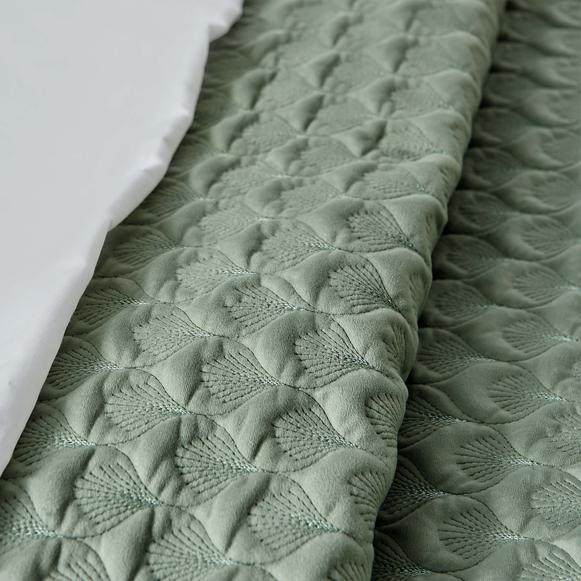 Merano Velvet Sea Spray Quilt - Soft Luxury Bedding Set for All Seasons - Perfect for Cozy Bedrooms, Guest Rooms & Vacation Homes