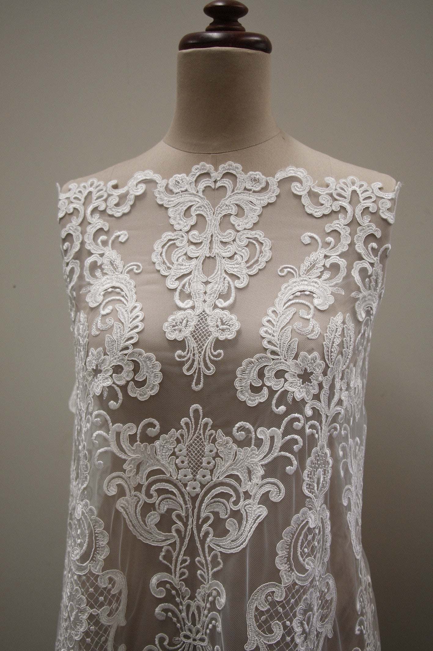 Elegant Casta Ivory Embroidered Tulle Wedding Veil - Perfect for Bridal Gowns, Ceremonies & Special Occasions