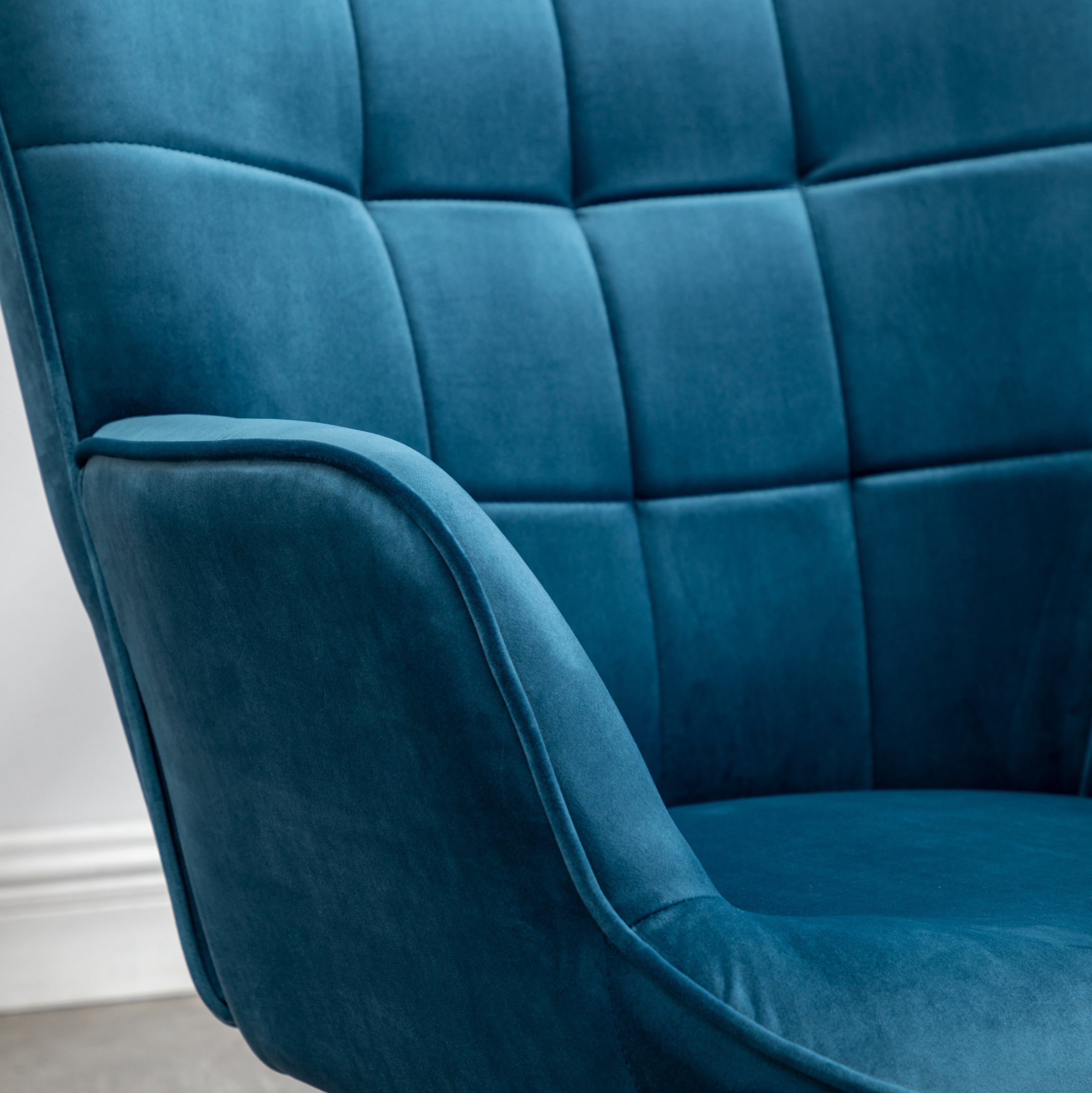 Roundhill Furniture Leiria Contemporary Silky Velvet Tufted Accent Chair with Ottoman - Modern Living Room Seating for Home Office, Bedroom & Lounge Areas