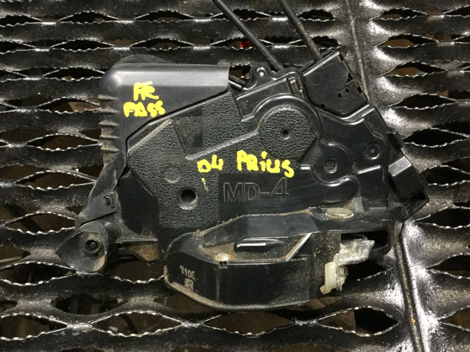 04-09 Toyota Prius Front Right Passenger Door Lock Actuator OEM Replacement Part - Perfect for Car Door Repair & Maintenance