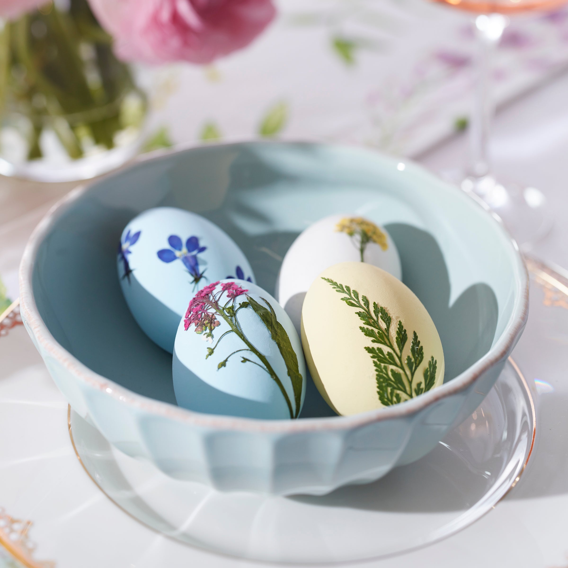 French Perle Scallop 12-Piece Dinnerware Set in Ice Blue - Elegant Tableware for Formal Dining, Dinner Parties & Home Decor