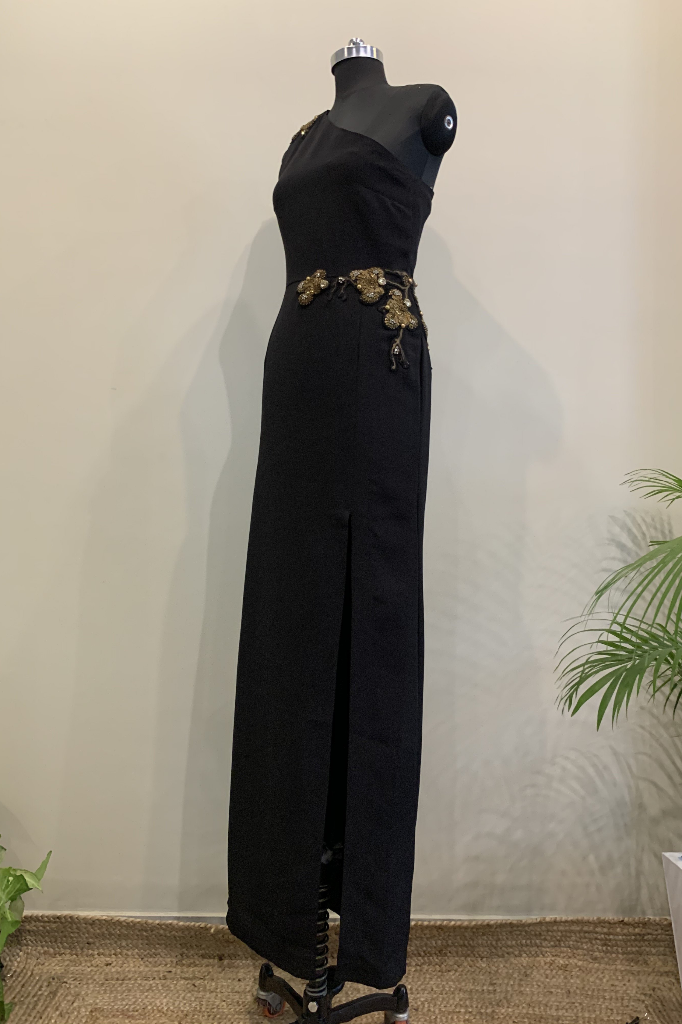 Seerat Kapoor Black One Shoulder Slit Dress - Elegant Evening Gown for Parties, Prom & Special Occasions