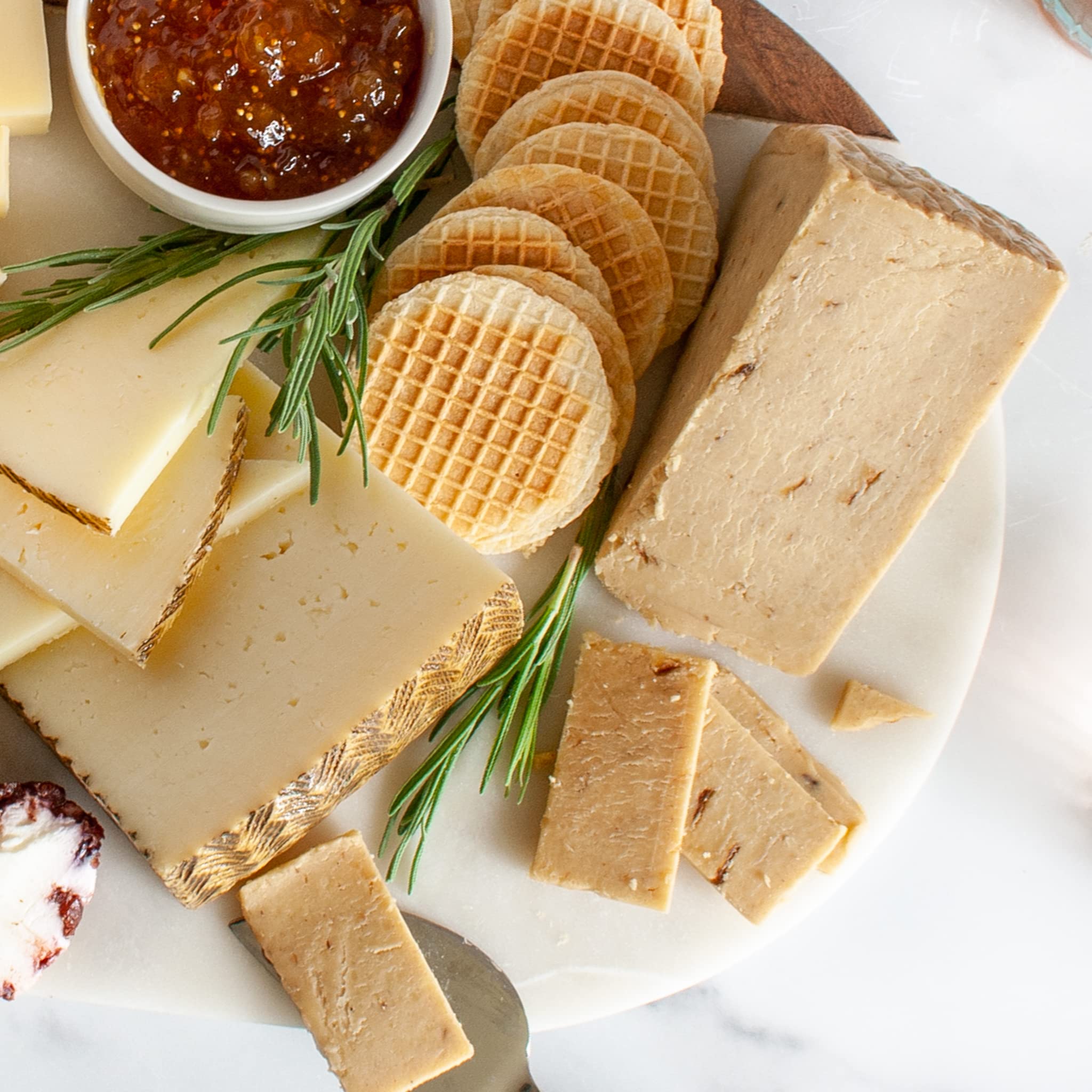 Premium International Gourmet Gift Box - Artisan Delicacies from England, Spain, Switzerland, USA, France, Italy, Greece & New Zealand | Perfect for Corporate Gifts, Holiday Presents & Luxury Food Baskets