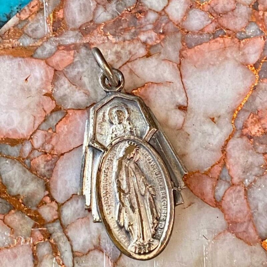 Vintage Catholic Devotional Metal Pendant - Religious Cross Necklace for Women & Men - Perfect for Prayer, Church, Gifts & Spiritual Protection