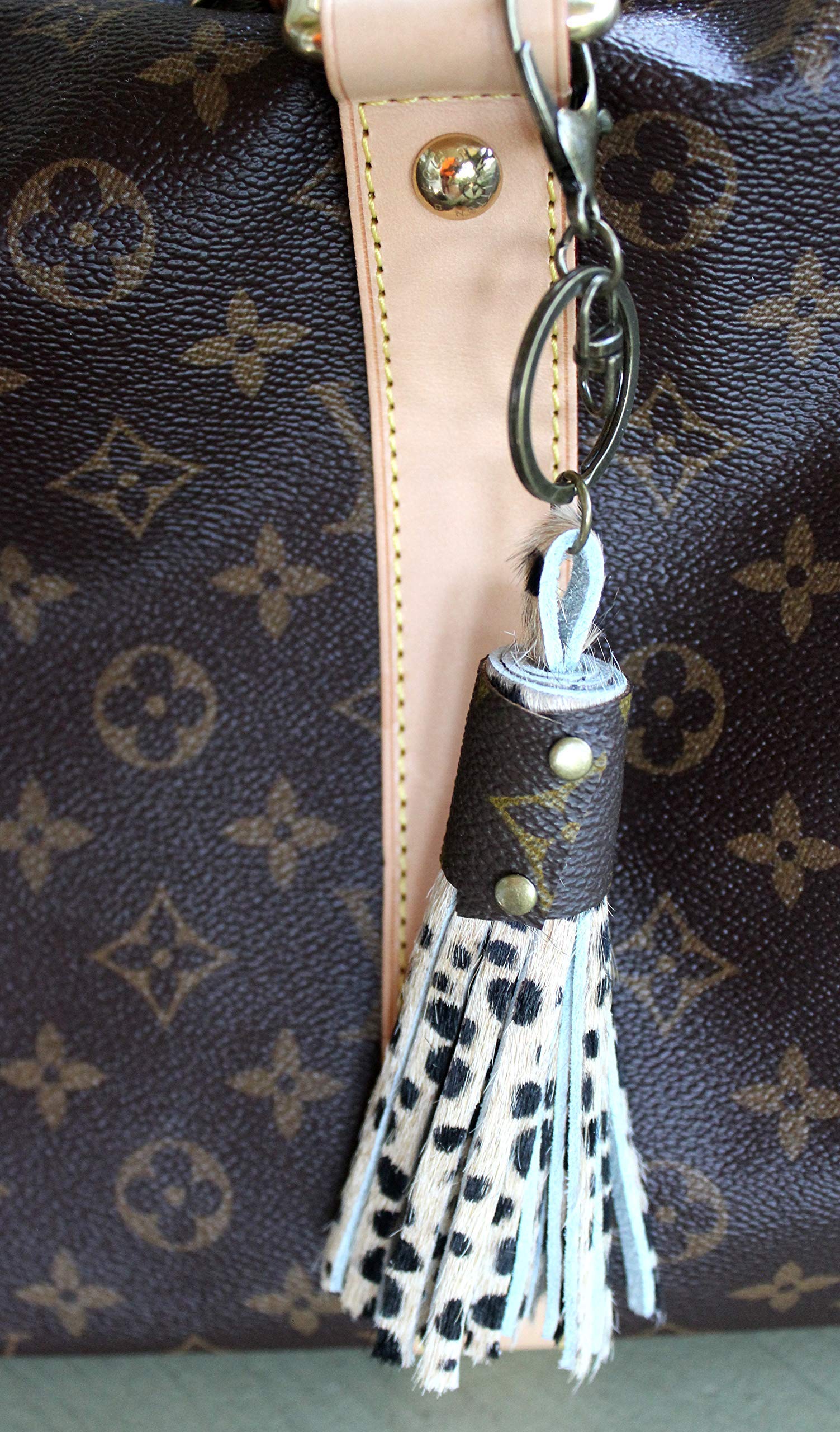Vintage Monogram Leather Keychain - Personalized Purse Charm for Women & Men - Perfect for Handbags, Backpacks, and Gift Giving