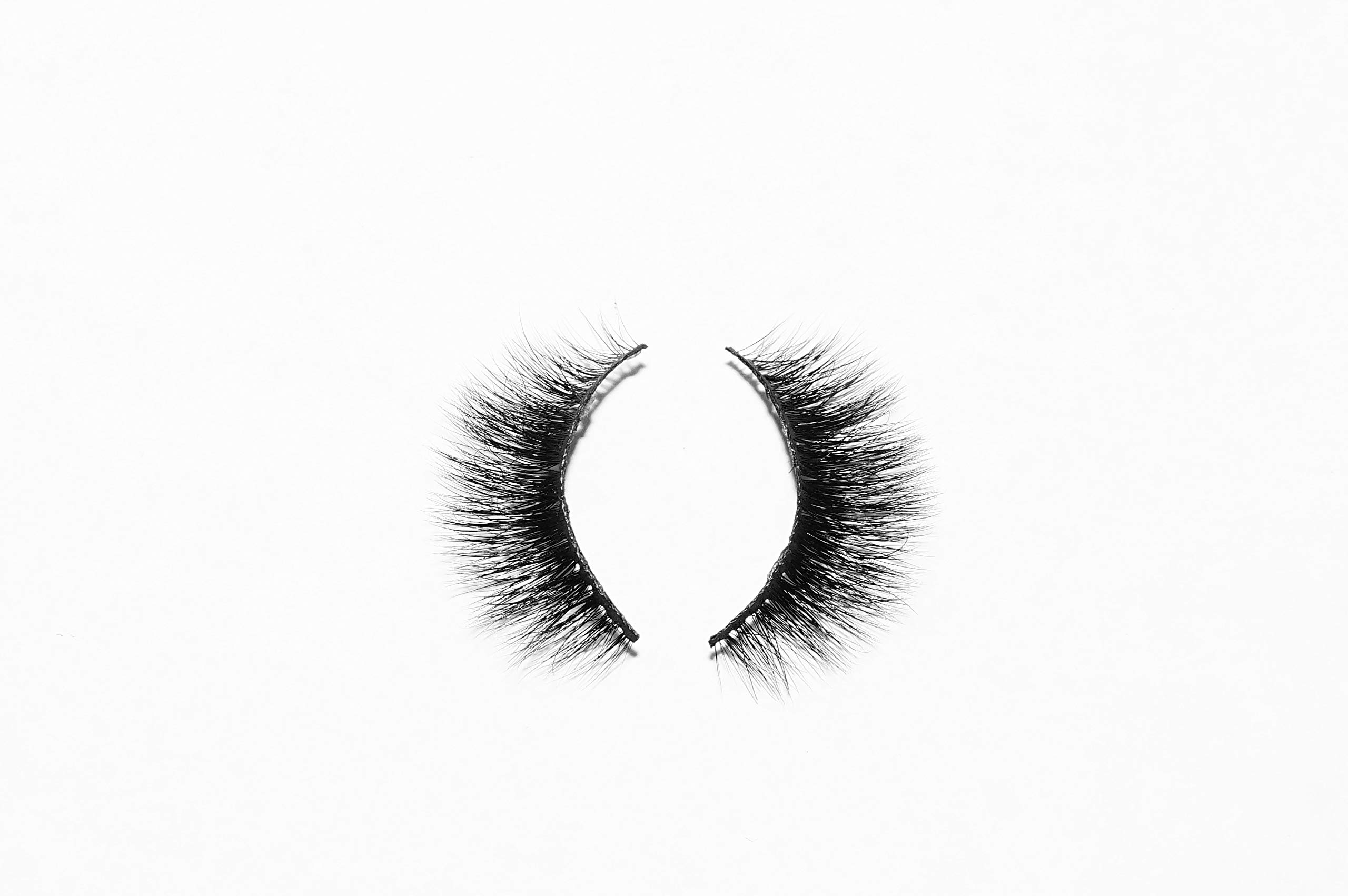 100% Dramatic 3D Siberian Handmade Mink Eyelash Extensions - Cruelty Free, Reusable Up to 20 Times - Includes Applicator & Beautiful Me Lash Box (Naturally Naughty Style A01) - Perfect for Parties, Weddings & Special Occasions