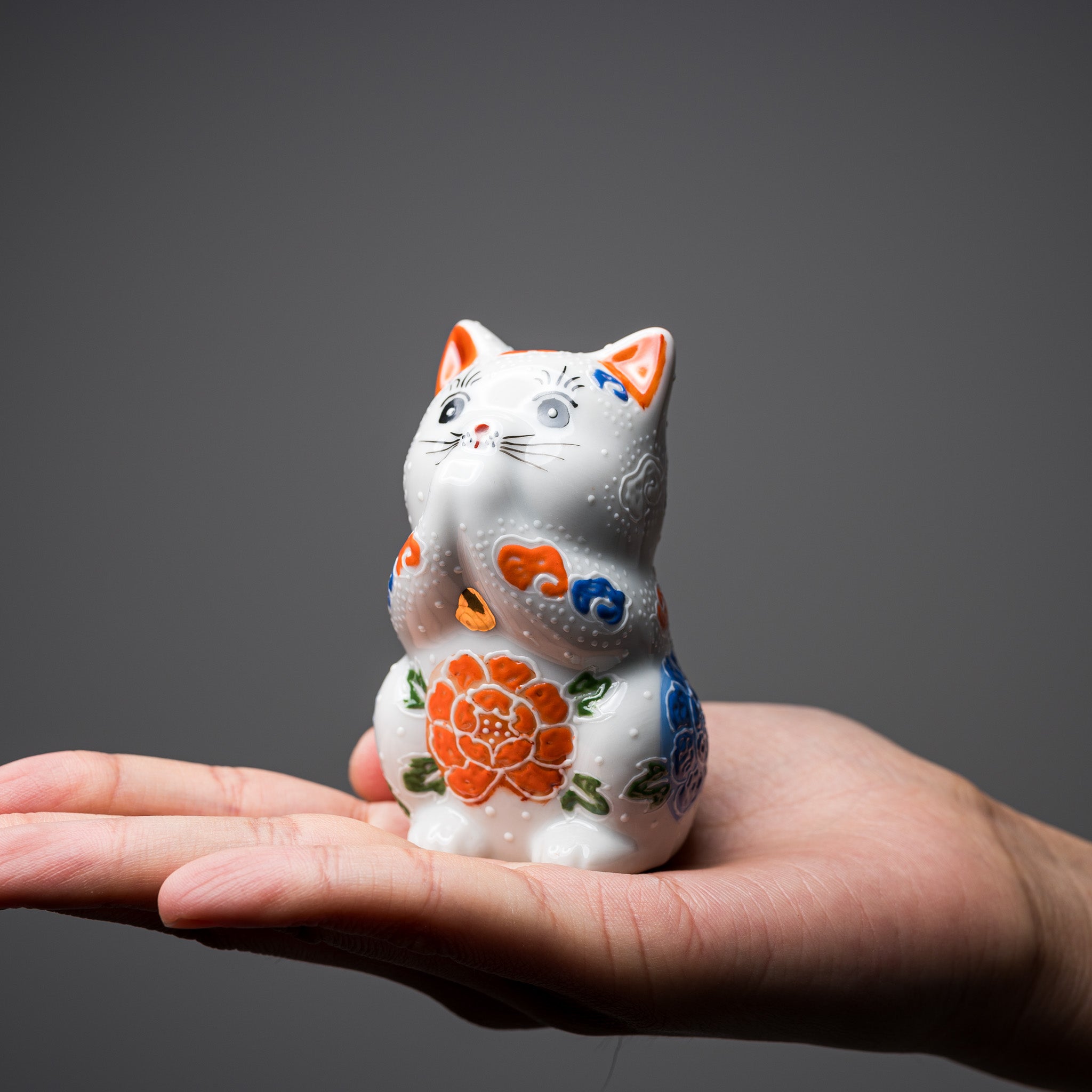 Kutani Ware White Begging Cat Ornament 'Shiho' - Japanese Lucky Cat Figurine for Home Decor, Office Feng Shui & Gift Giving