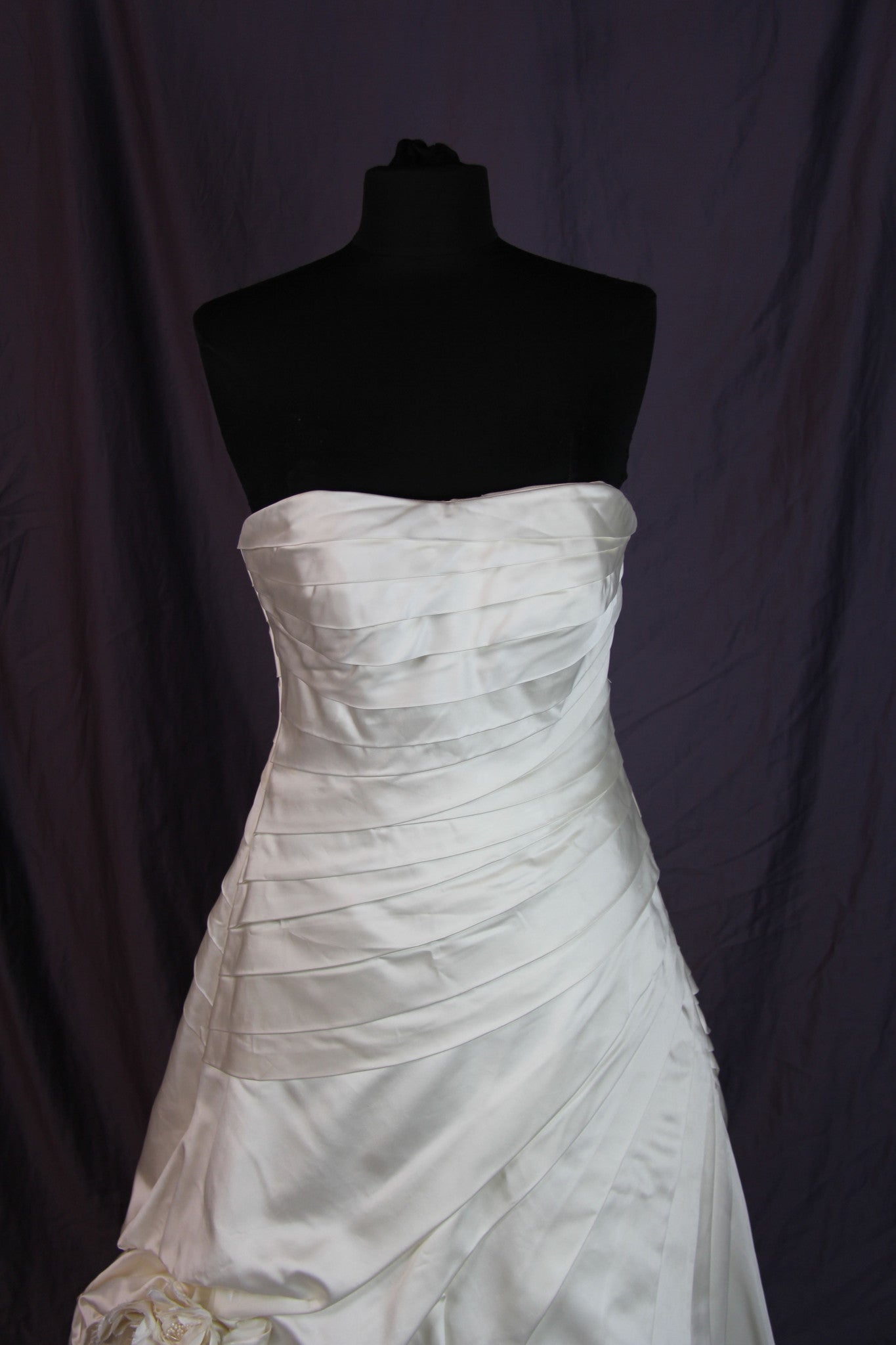 Allure Bridal P862X Wedding Gown - Elegant Lace Bridal Dress for Church Ceremony & Formal Reception