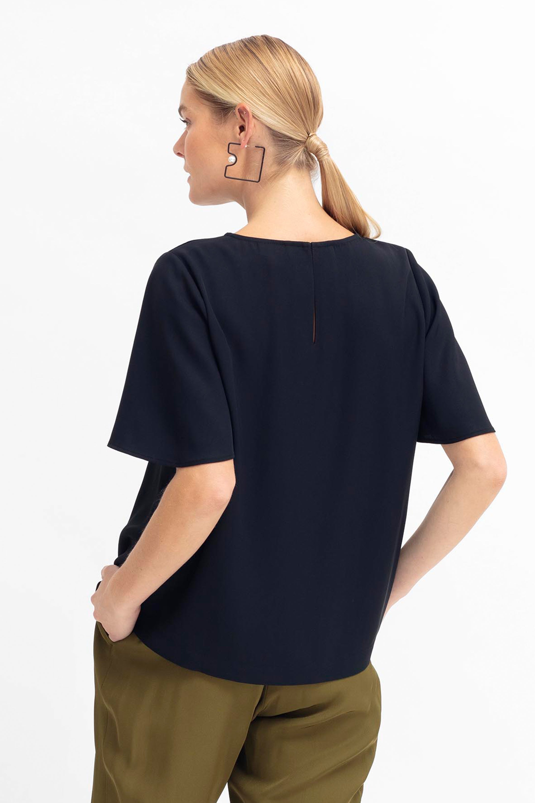 Deili Top - Stylish Women's Fashion Blouse for Casual & Office Wear | Trendy Tops for Everyday Outfits & Work Attire