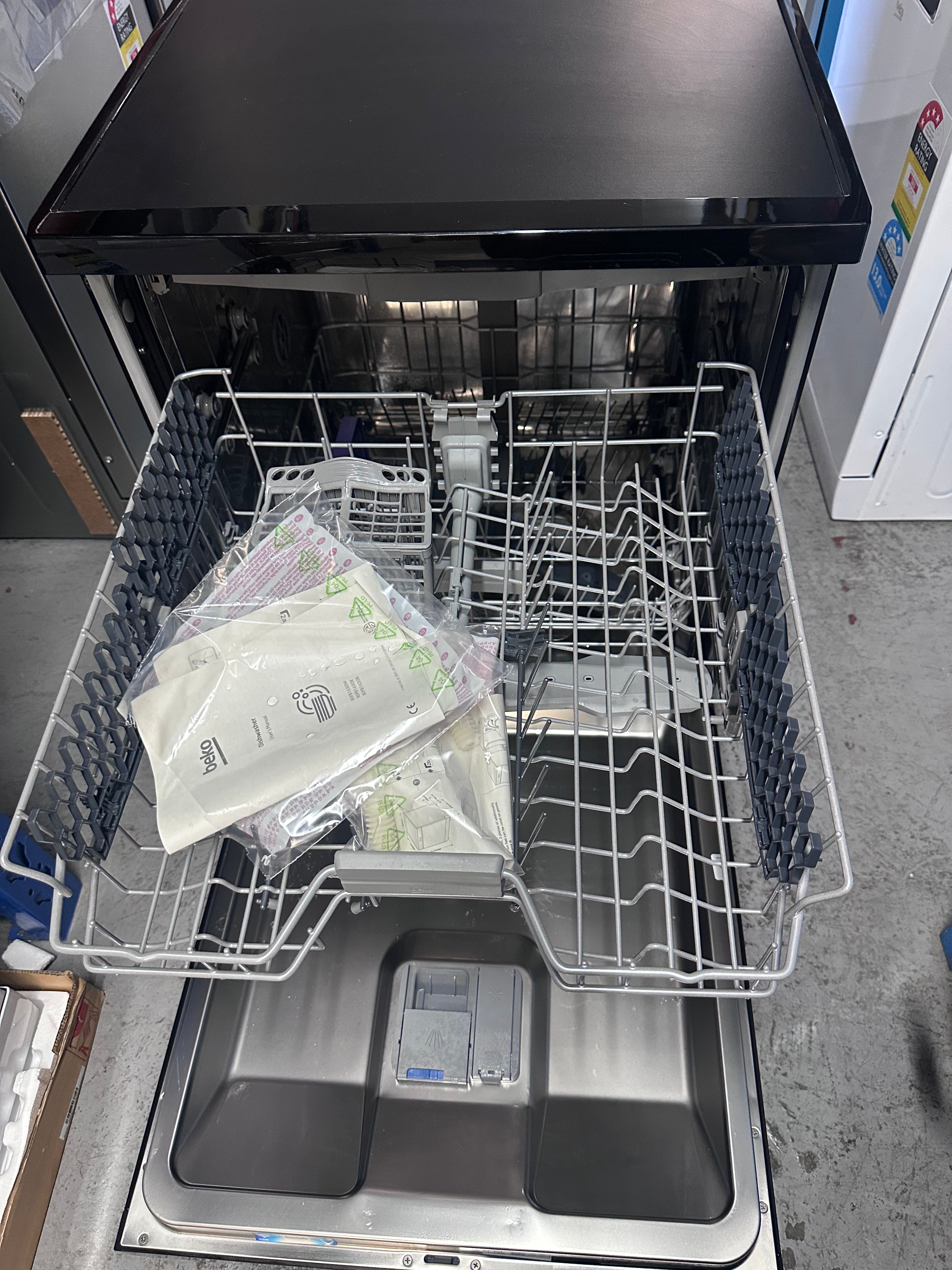 Beko BDFB1630B 16 Place Setting Freestanding Dishwasher in Glossy Black - Factory Second | Energy Efficient Dishwasher for Large Families & Entertaining | Perfect for Kitchens, Restaurants & Catering Businesses
