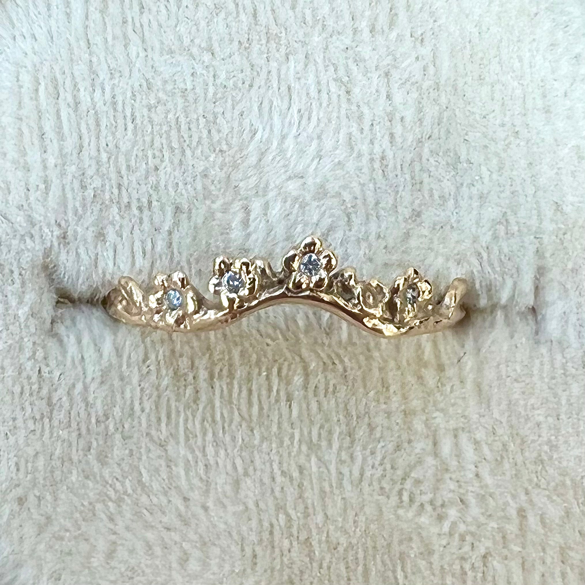 Exquisite Diamond Garland Contour Ring – Elegant Wedding Band, Anniversary Gift for Her – Perfect for Bridal Jewelry & Special Occasions