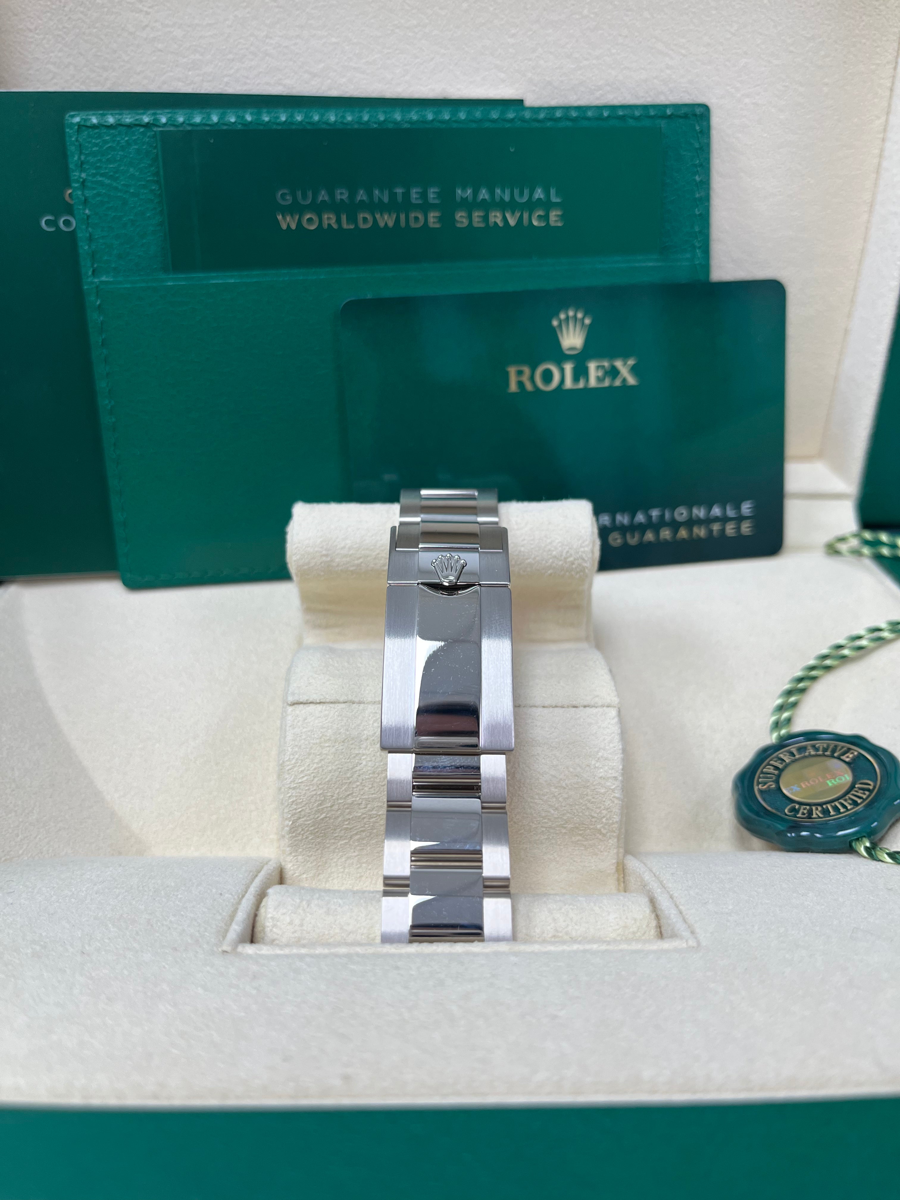 Rolex Daytona 116509 40mm White Gold Watch - Black Diamond Dial & Oyster Bracelet | Luxury Chronograph for Men, Perfect for Business Events & Special Occasions