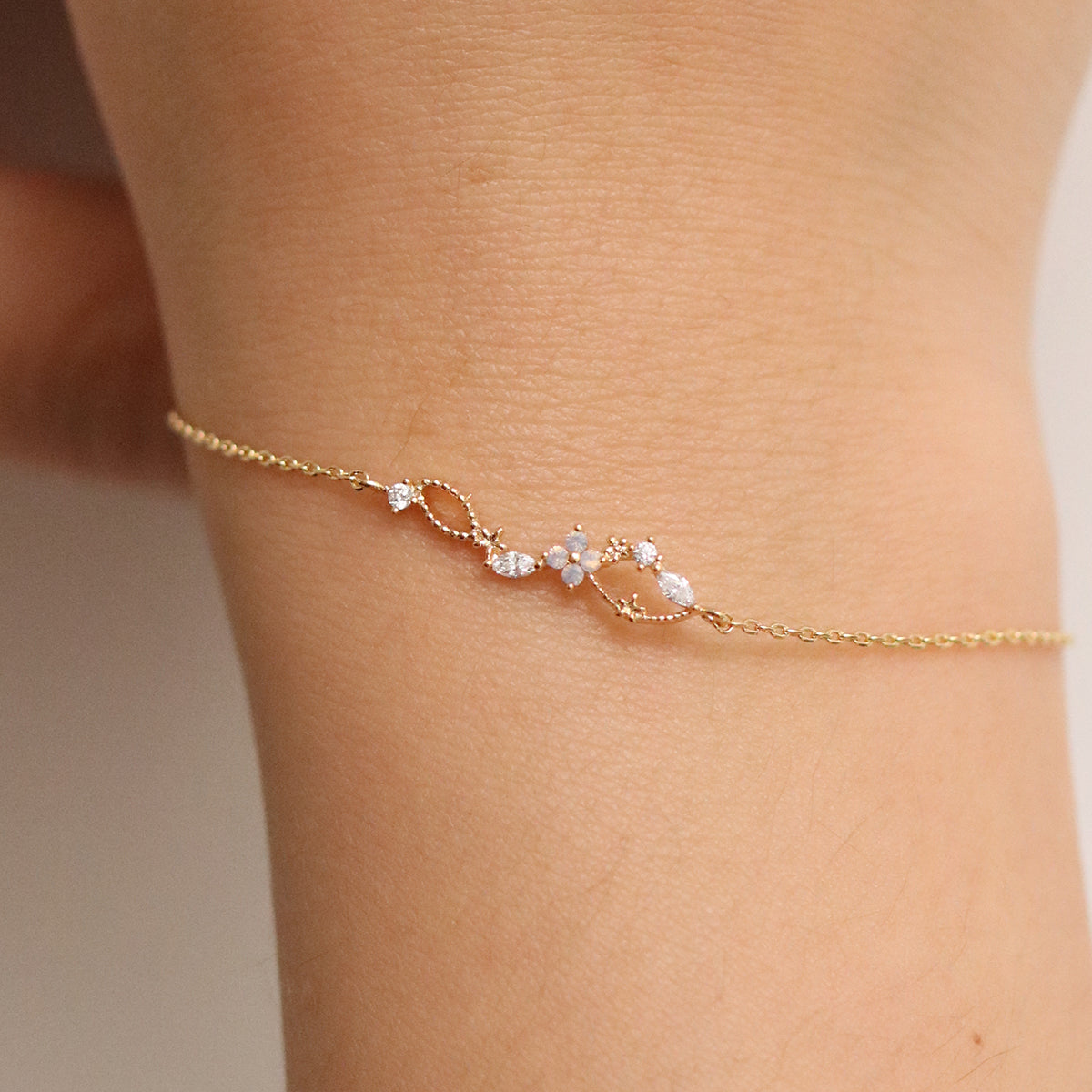 Moonstone Daisy Cubic Zirconia Bracelet for Women – Elegant Boho Jewelry Gift for Birthday, Wedding & Everyday Wear