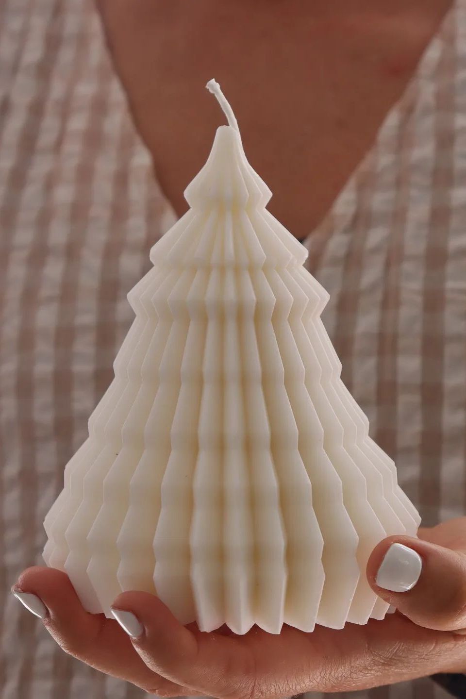 White Frankincense & Ginger Scented Christmas Tree Decorative Candle - Perfect for Holiday Home Decor & Festive Ambiance