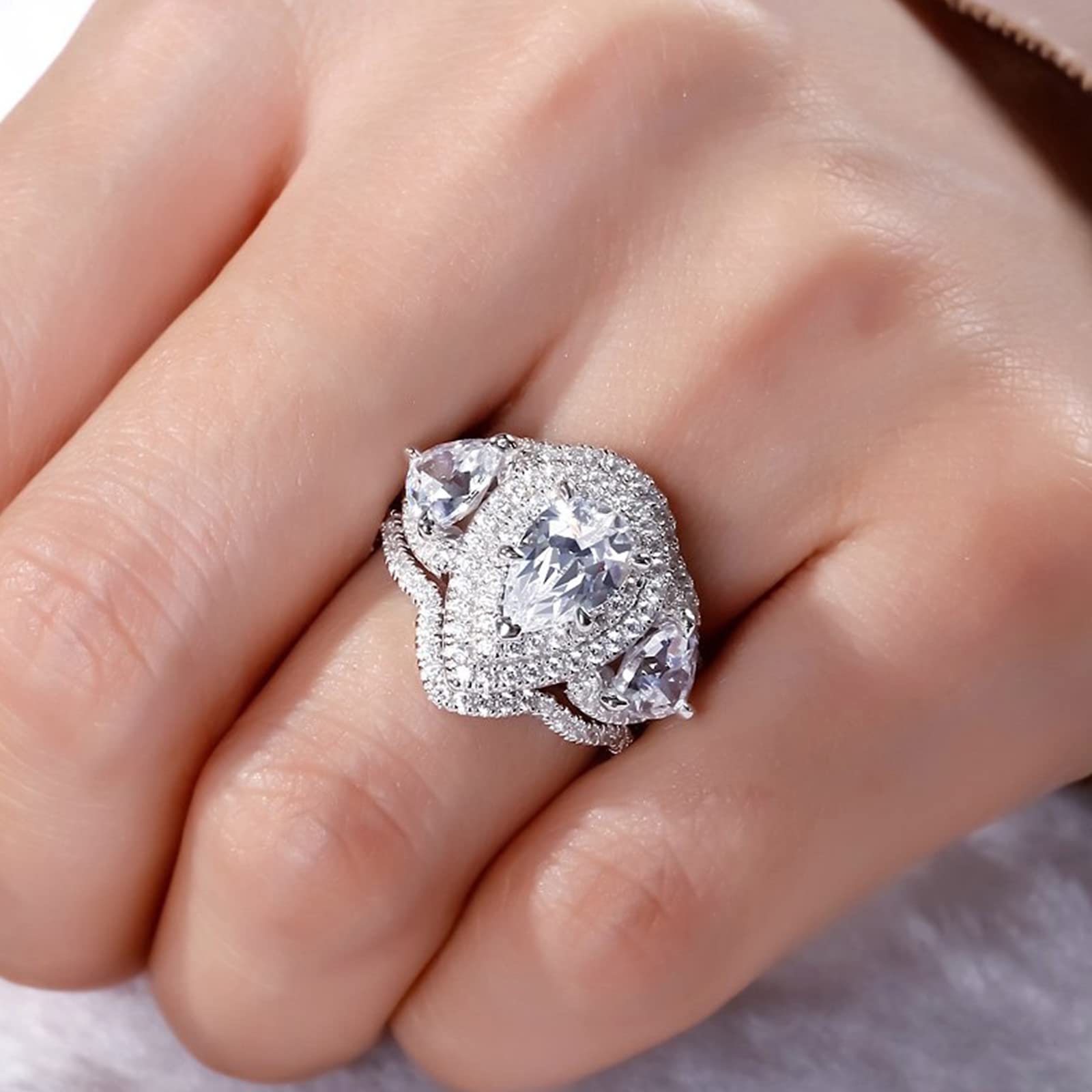 Jeulia 2.5ct Oval Double Halo Engagement Ring Set - Sterling Silver Cubic Zirconia Wedding Band with Simulated Diamond Side Stones - Perfect Proposal Gift for Her, Anniversary & Bridal Jewelry (Ideal for Engagement Parties, Wedding Ceremonies & Romantic Surprises)
