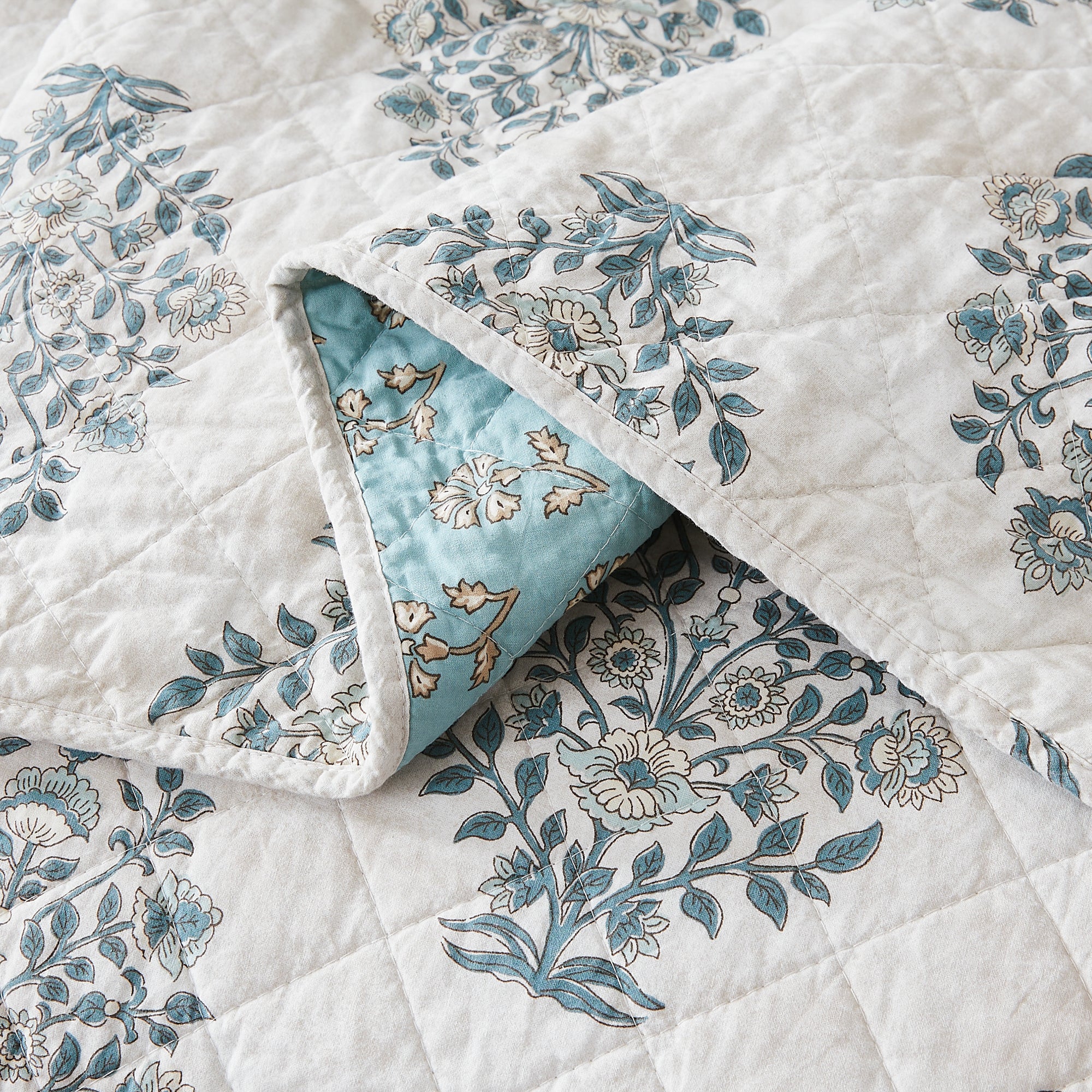 Sofia Flower Block Bouquet Reversible Cotton Quilt 3-Piece Set - Soft Bedding Comforter for Master Bedroom, Guest Room & Dorm Decor