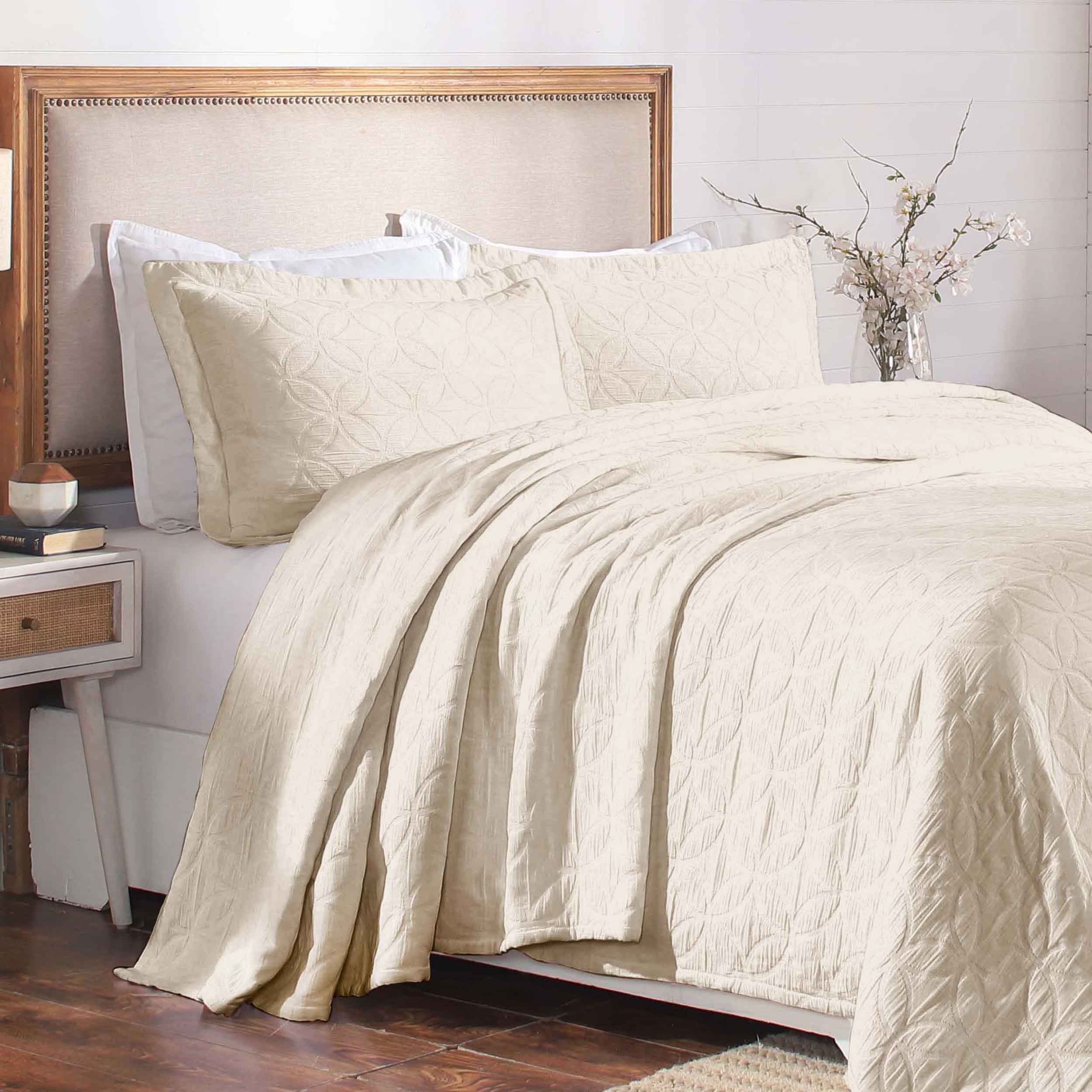 Serenity Cotton Matelasse Celtic Circle Airy Bedspread Set - Queen Size Lightweight Quilted Coverlet with All-Over Embroidery for Bedroom Decor, Guest Room & Cozy Home Styling