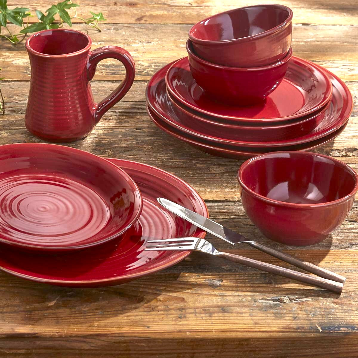 Aspen Red Dinnerware Set - Elegant 16-Piece Porcelain Tableware for Formal Dining & Entertaining - Perfect for Holidays, Dinner Parties & Special Occasions