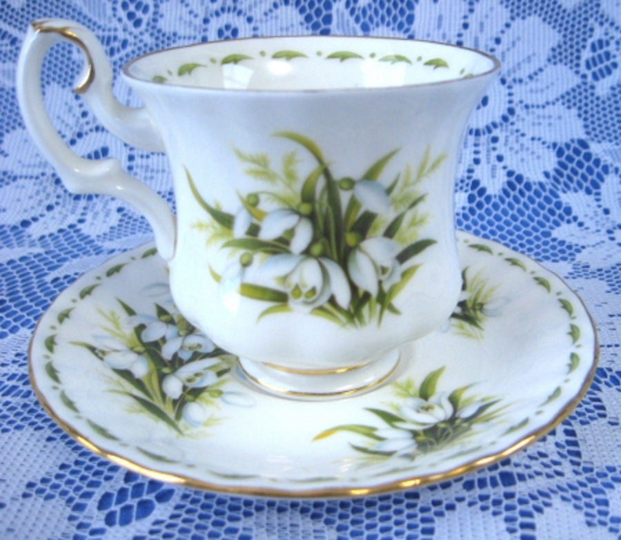 Royal Albert Demi Flower of the Month January Snowdrops Cup and Saucer Set - Vintage English Tea Set for Afternoon Tea, Bridal Shower & Collectors