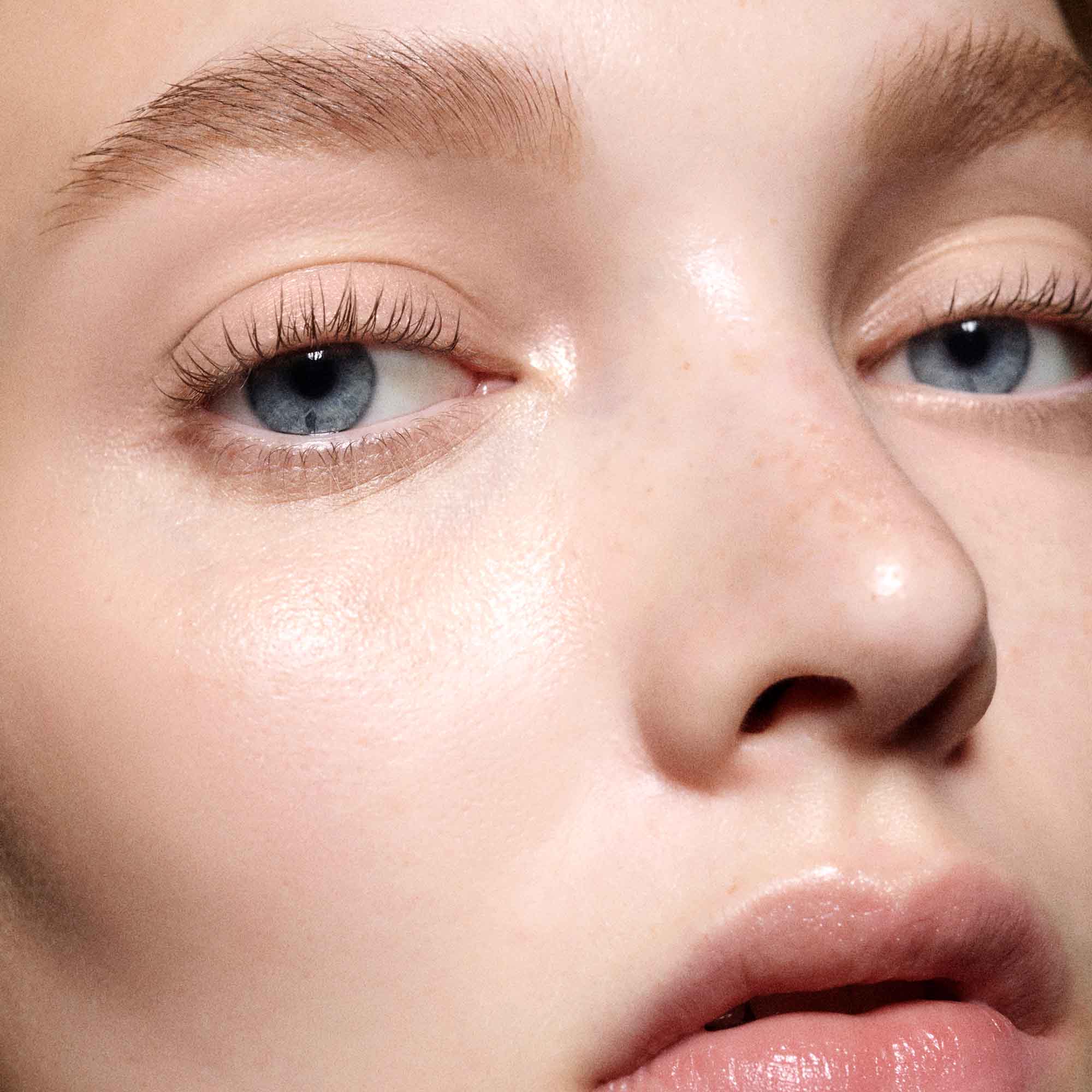 Victoria Beckham Beauty Feather Fix Brow Gel - Natural Looking Eyebrow Styler for Defined Brows - Perfect for Everyday Wear & Special Occasions