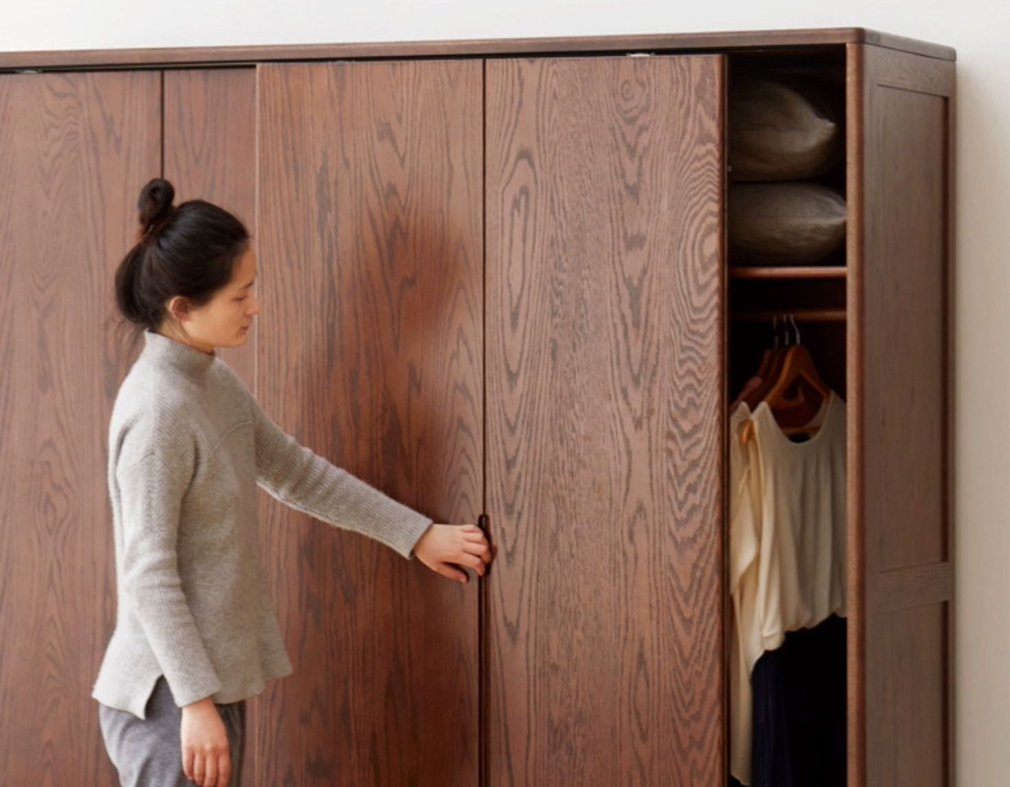 Solid Oak Wood Sliding Door Wardrobe Closet - Modern & Spacious Storage for Bedroom, Walk-In Closet, or Living Room Organization