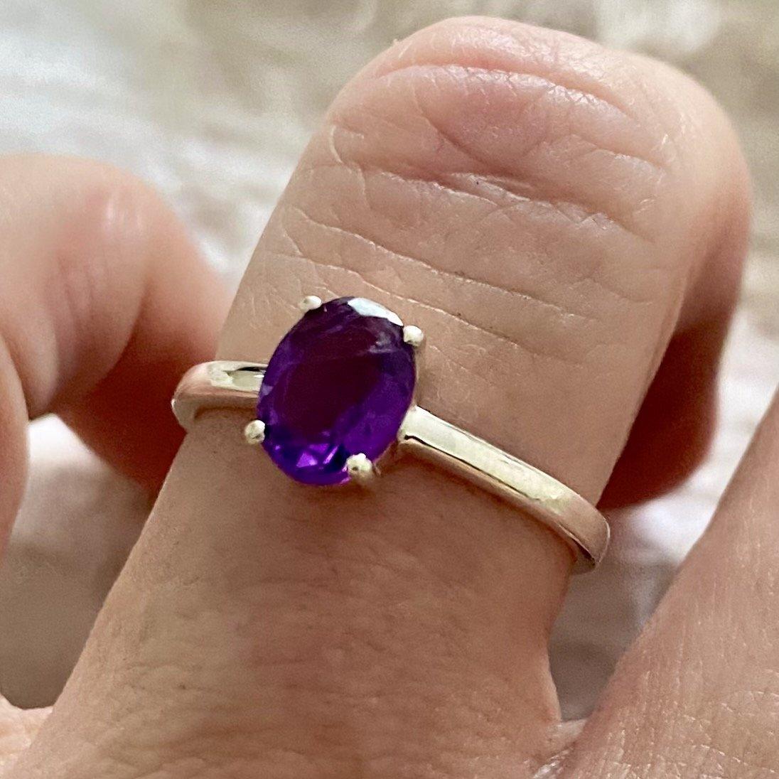 Laihas Elegant Oval Crystal Amethyst Ring for Women - Dainty Purple Gemstone Jewelry for Engagement, Anniversary & Special Occasions