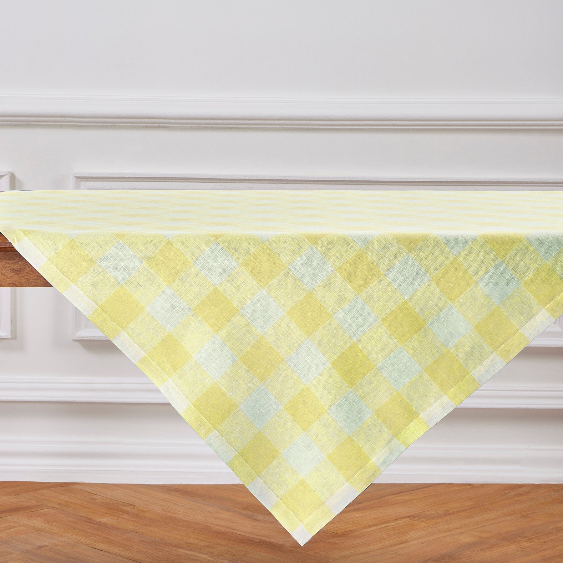 Buffalo Check Table Throw - Soft & Stylish Plaid Table Cover for Dining Room, Kitchen, or Outdoor Picnic - Perfect for Holiday Decor & Cozy Gatherings