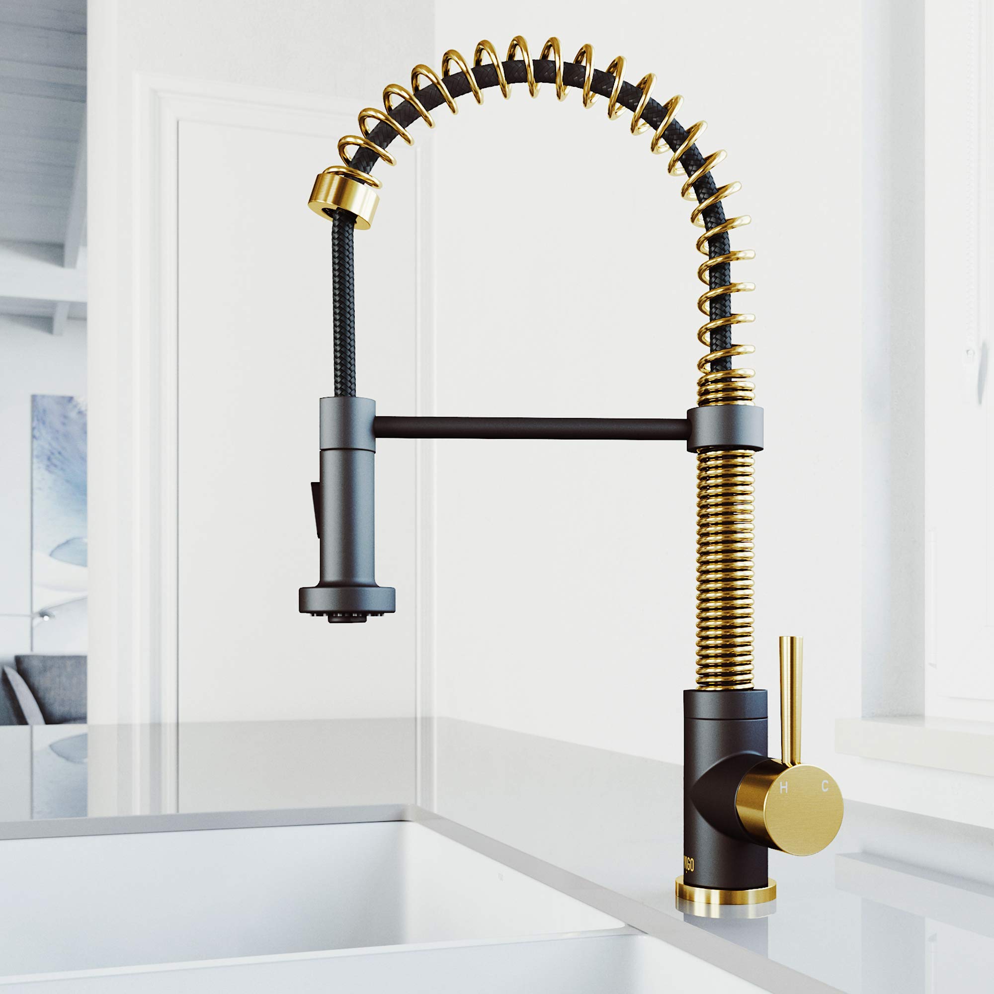 VIGO Edison 19-Inch Single Handle Pull-Down Sprayer Kitchen Faucet in Matte Brushed Gold & Matte Black - VG02001MGMB | Modern Touchless Design for Sink, Dishwashing & Cooking | Easy Installation & Durable Finish