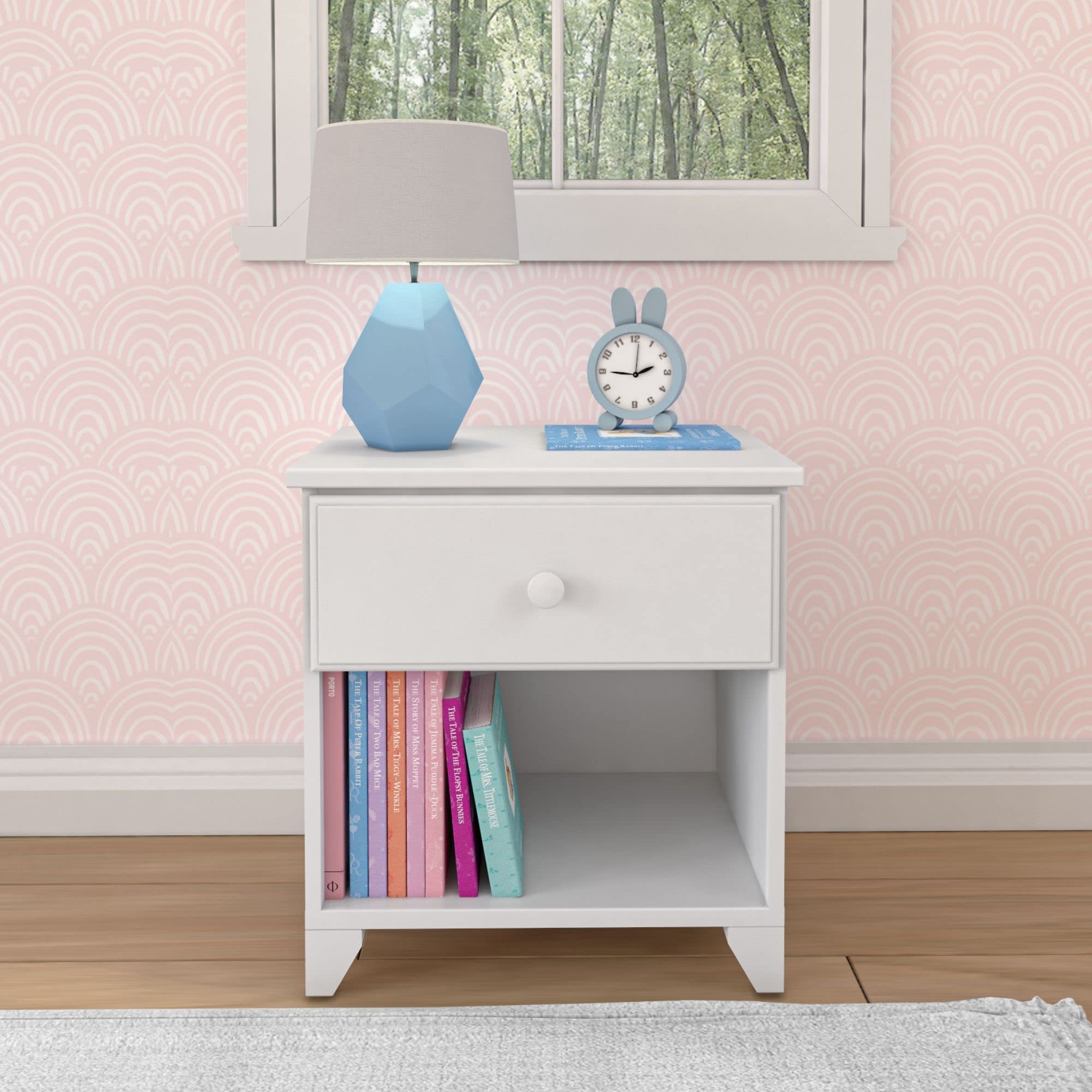 Max & Lily Classic White Wood Nightstand with 1 Drawer - Kids Bedside Table, Small End Table for Bedroom - Perfect for Nursery, Kids Room or Guest Room Storage