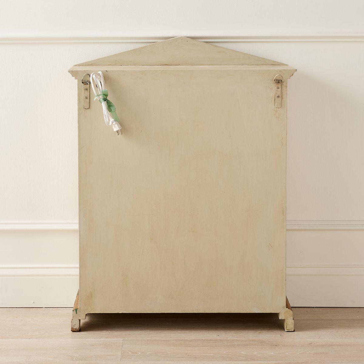 Italian Neoclassical Gilt Display Case - Antique Style Glass Cabinet for Collectibles & Home Decor | Perfect for Showcasing Fine China, Jewelry & Art Pieces in Living Room or Study
