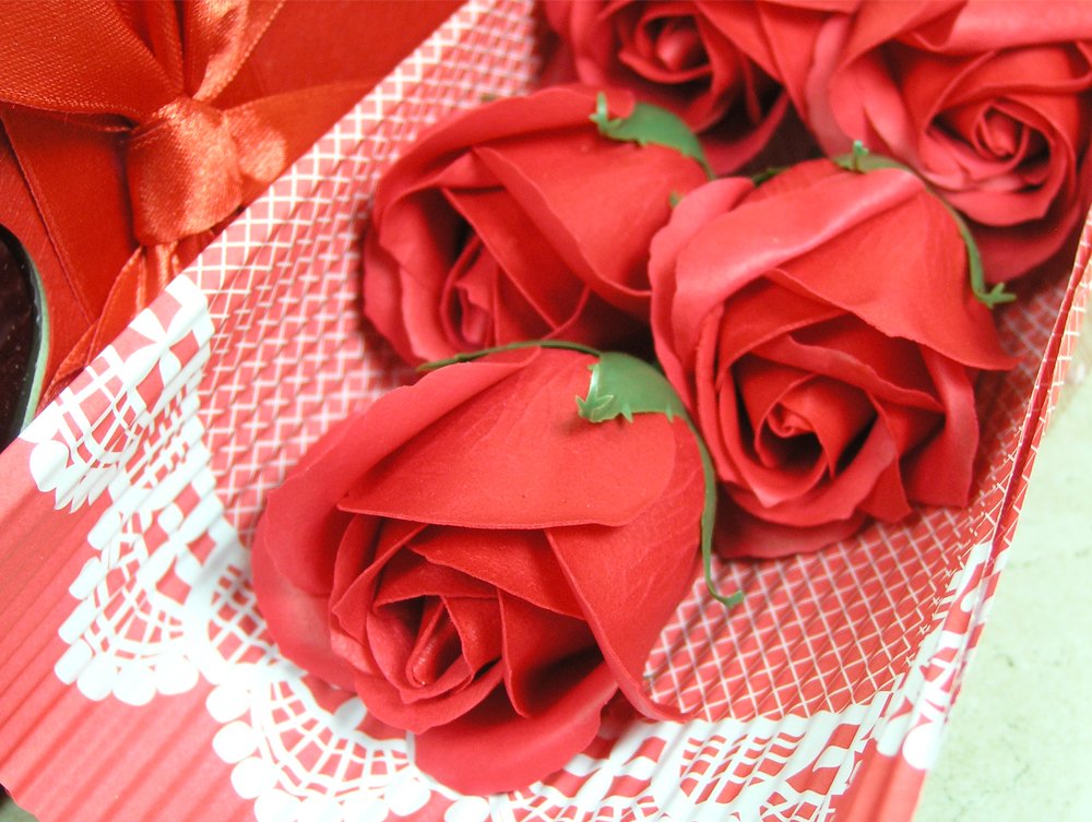 BANBERRY DESIGNS Artificial Red Rose Bouquet - Set of 5 Scented Silk Roses in Gift Box with Red Bow - 13