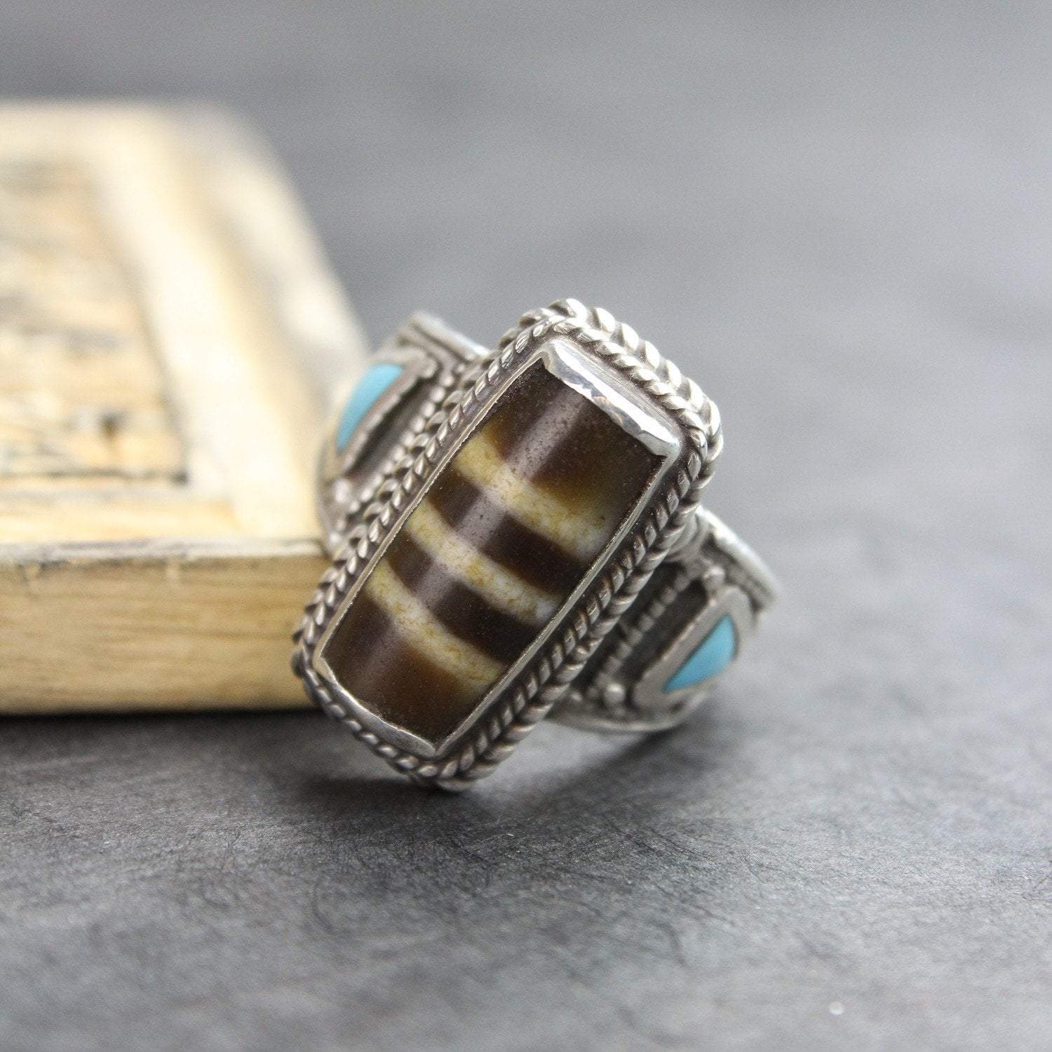 Natural Agate Dzi Bead Ring with Genuine Turquoise Stone - Tibetan Style Spiritual Jewelry for Meditation, Healing & Fashion Accessories