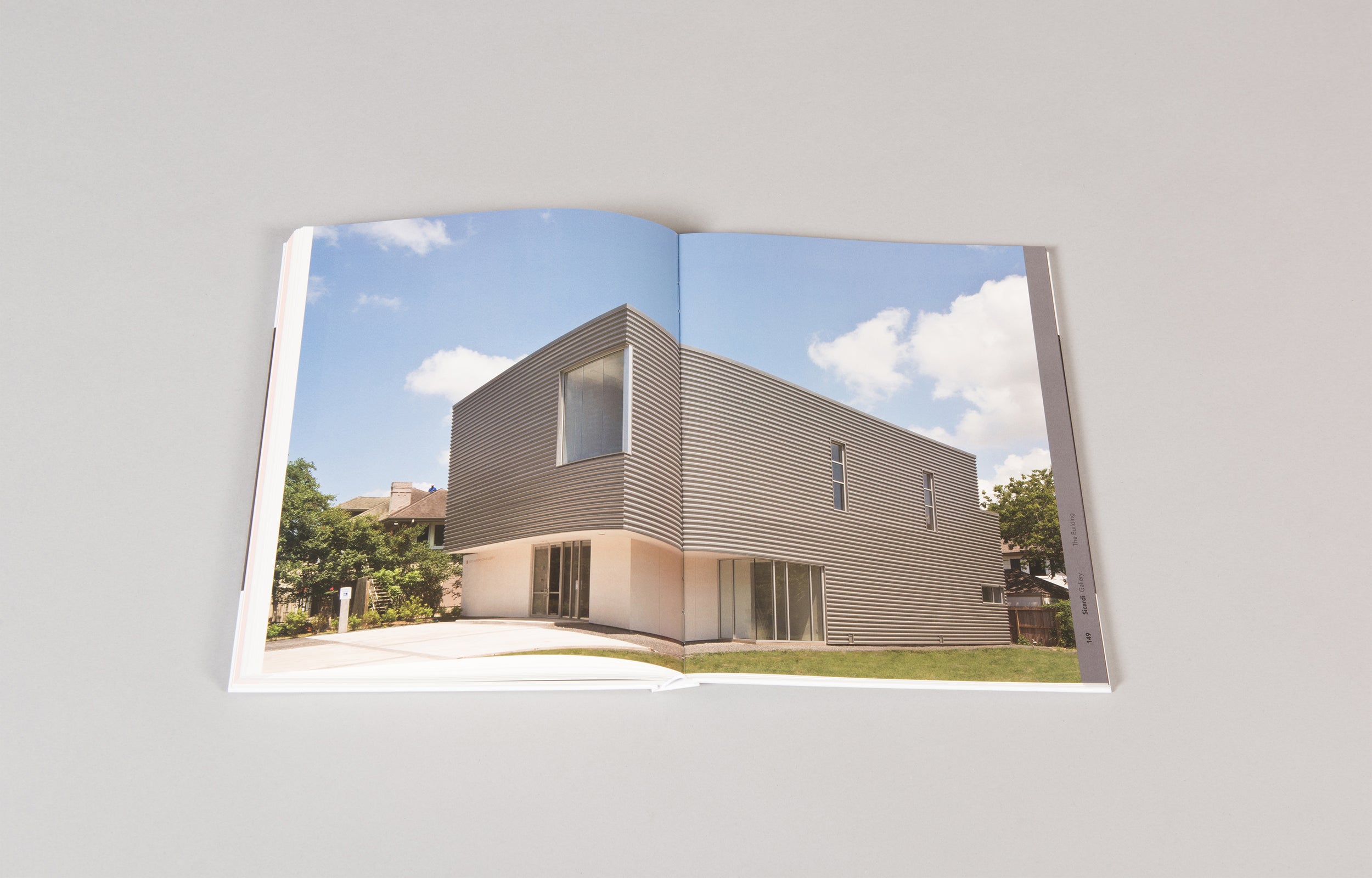 Architecture for the Arts: De Santos & Sicardi Galleries - Contemporary Art Exhibition Space for Modern Collectors & Interior Design