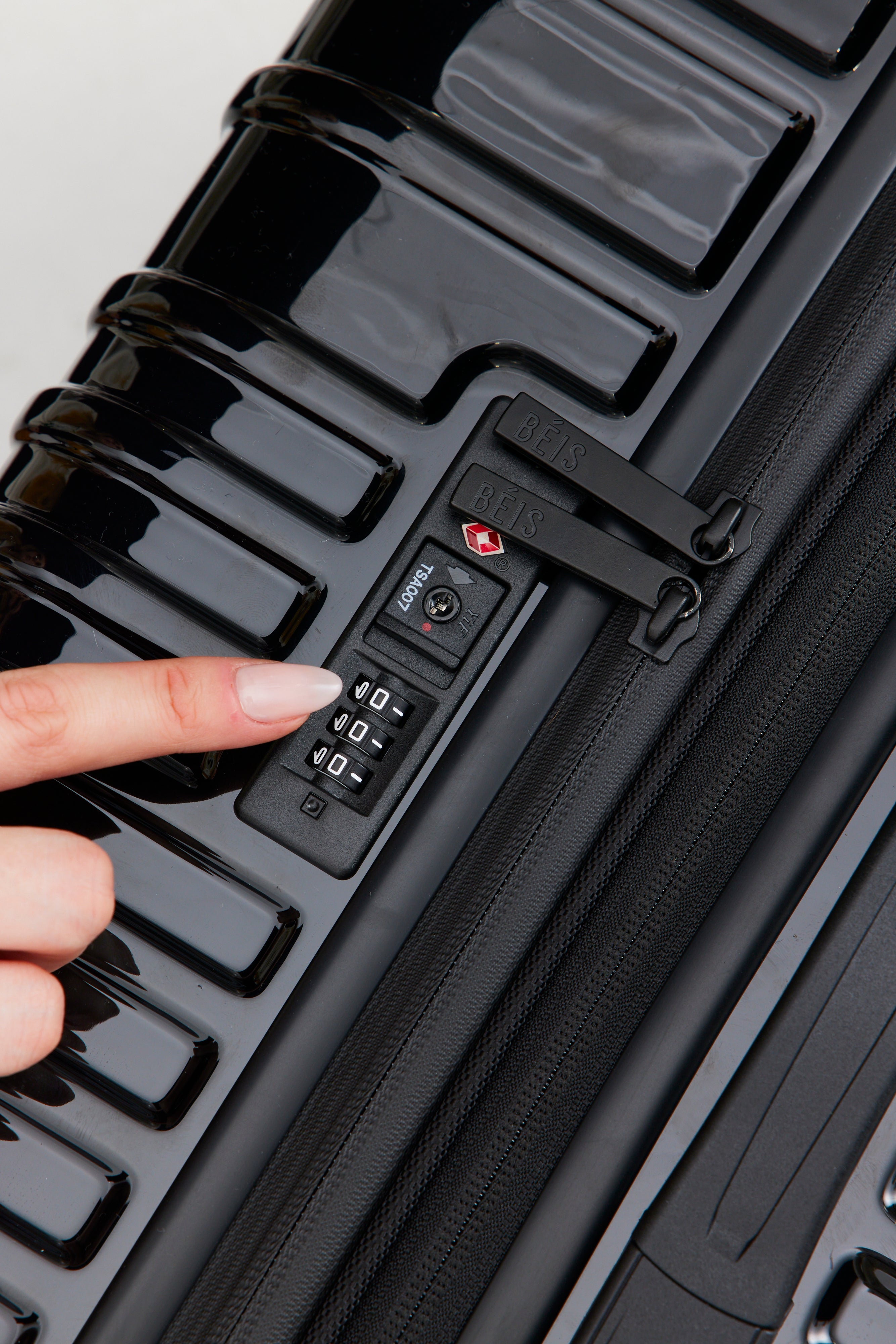 Large Check-In Roller Luggage - Glossy Black Hardshell Suitcase with Spinner Wheels for Travel, Business Trips & Vacations