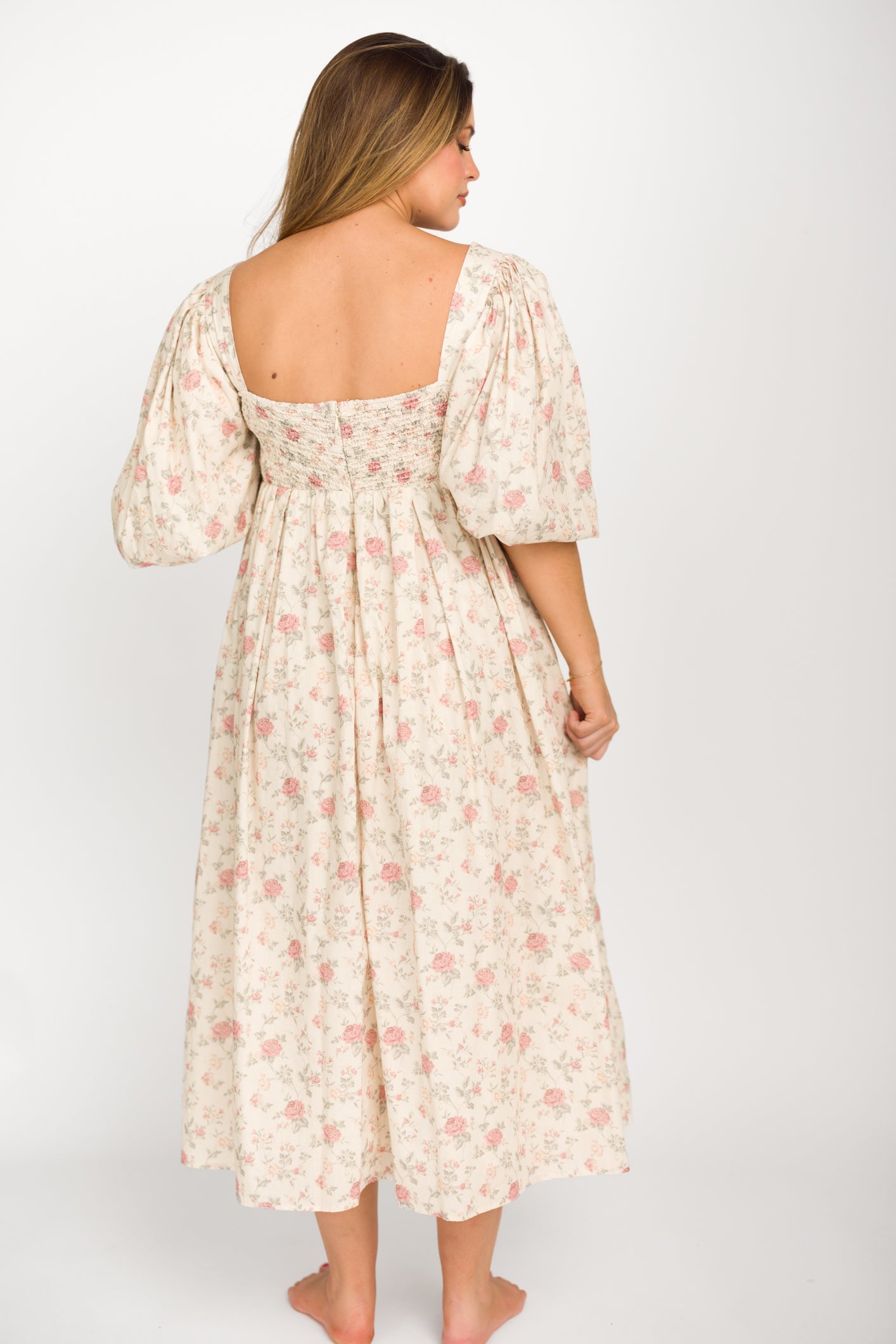 Harlow Maxi Dress in Off White Floral - Bump Friendly Maternity Dress & Inclusive Sizing (S-3XL) | Perfect for Pregnancy, Beach Vacations & Summer Weddings