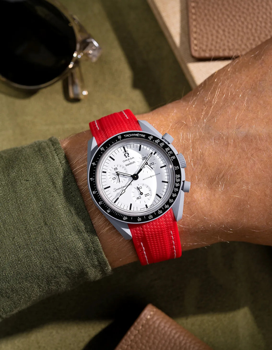 Curved Vertech Rubber Watch Strap - Durable & Comfortable Red Wristband for Men & Women - Perfect for Sports, Outdoor Activities & Everyday Wear