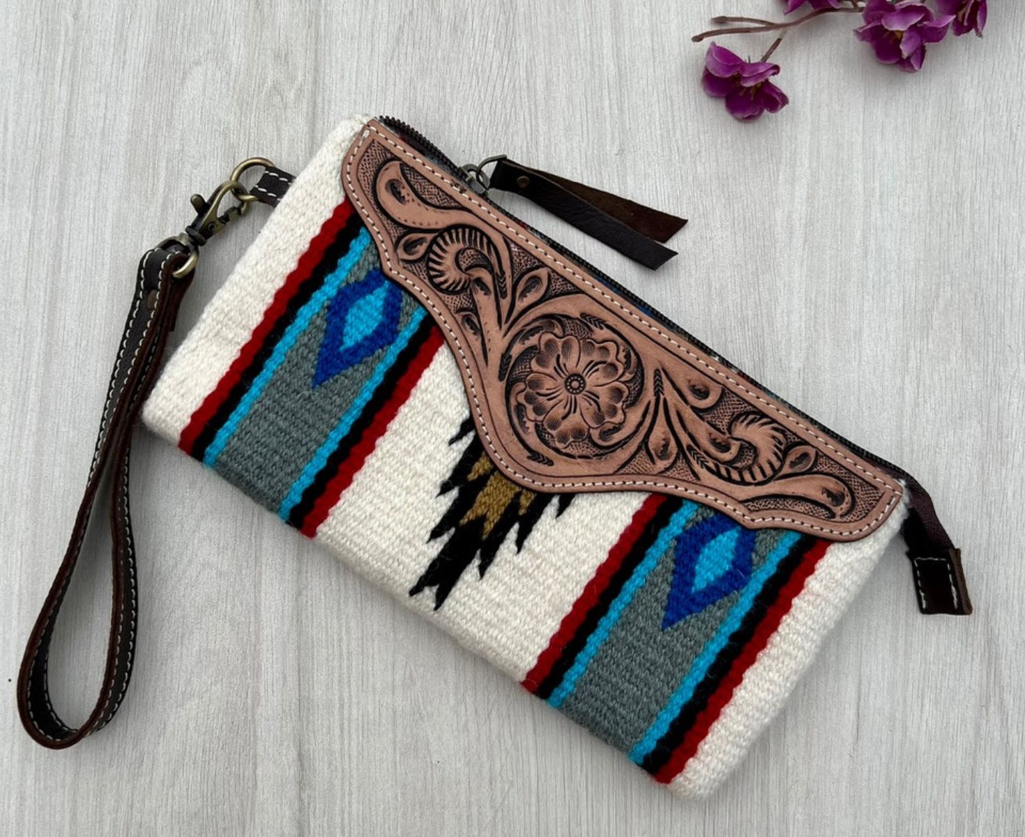 Elegant Saddle Blanket Clutch - Western Style Leather Crossbody Bag for Women - Perfect for Rodeo, Concerts & Everyday Use