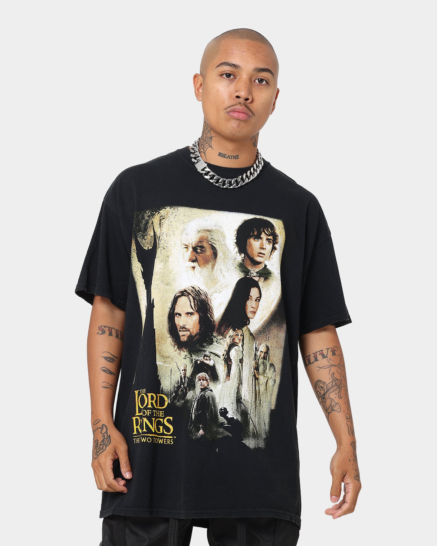 Vintage Lord of The Rings The Two Towers Poster T-Shirt - Washed Black - American Thrift - Perfect for Movie Fans, Cosplay, and Gift Giving