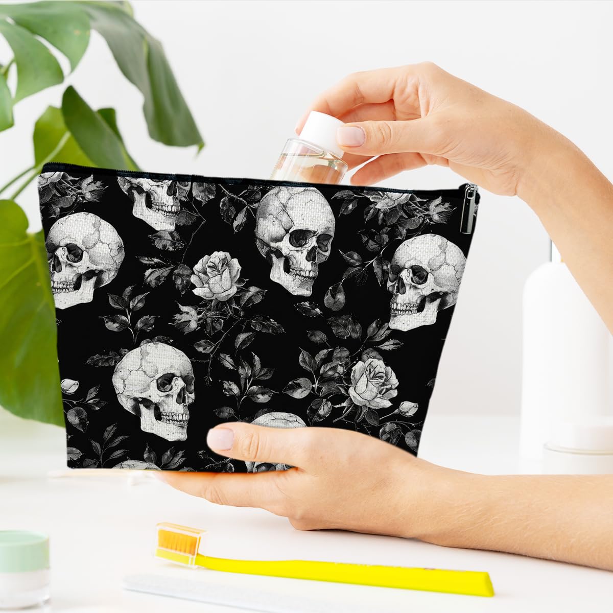 Gothic Skeleton Makeup Bag for Women - Halloween Floral Skull Cosmetic Bag with Rose Design, Spooky Purse Gift for Halloween Party & Cosplay Accessories