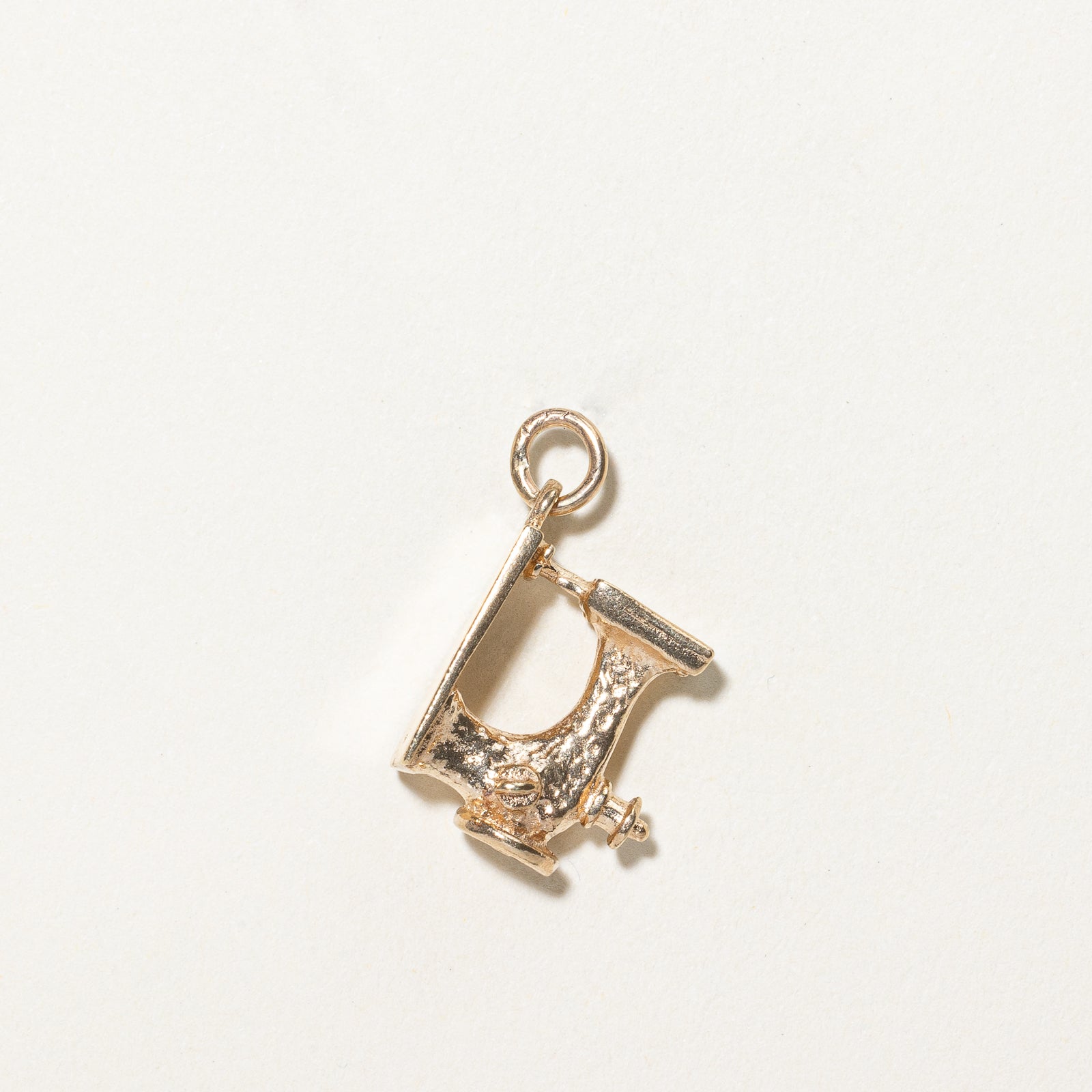 10K Yellow Gold Vintage Sewing Machine Charm Pendant - Elegant Jewelry Gift for Crafters & Sewing Enthusiasts - Perfect for Necklaces, Bracelets & DIY Projects