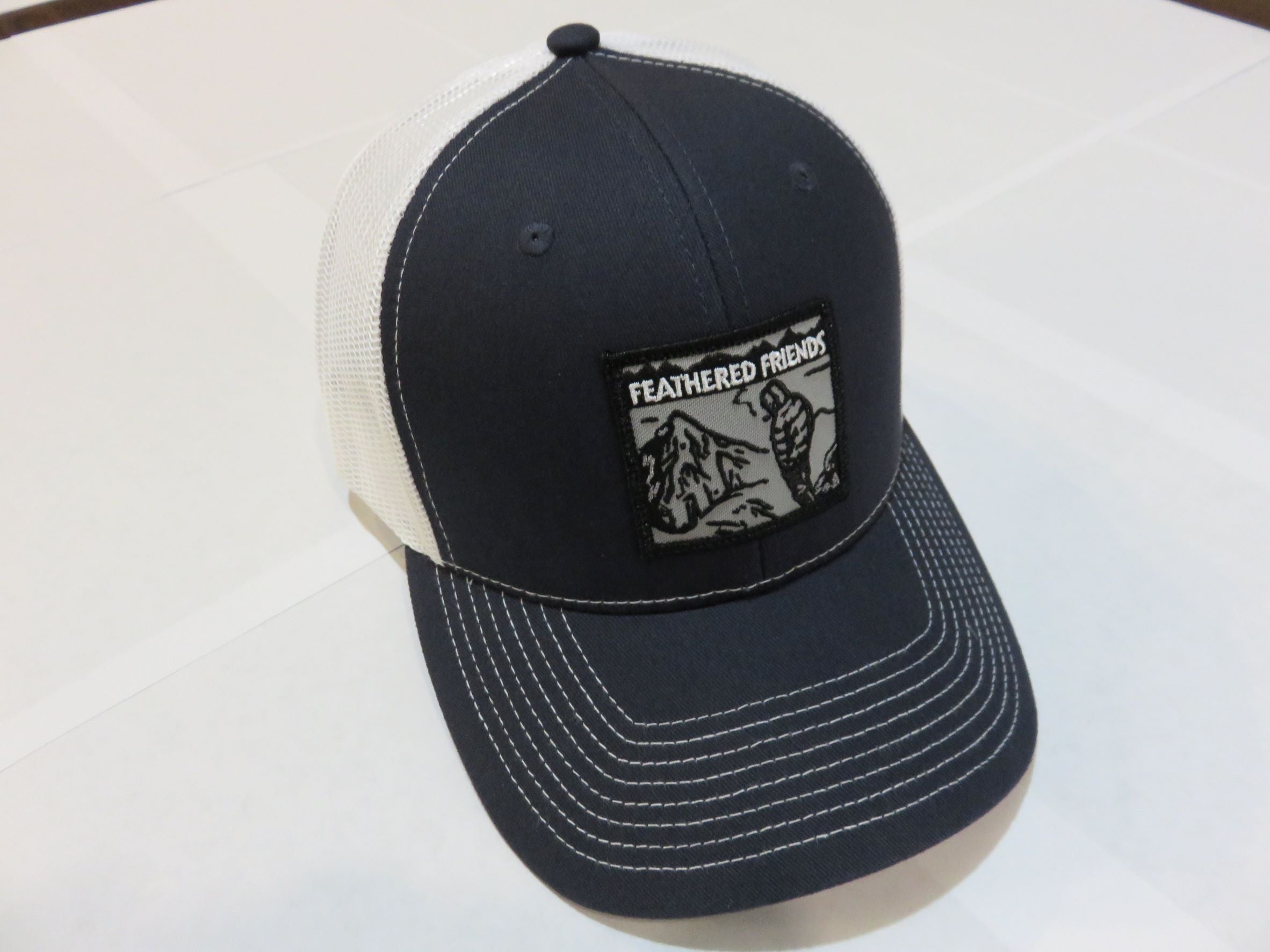 Pro Style Trucker Hat with Feather Design - Trendy & Breathable Mesh Cap for Outdoor Adventures, Music Festivals & Casual Wear