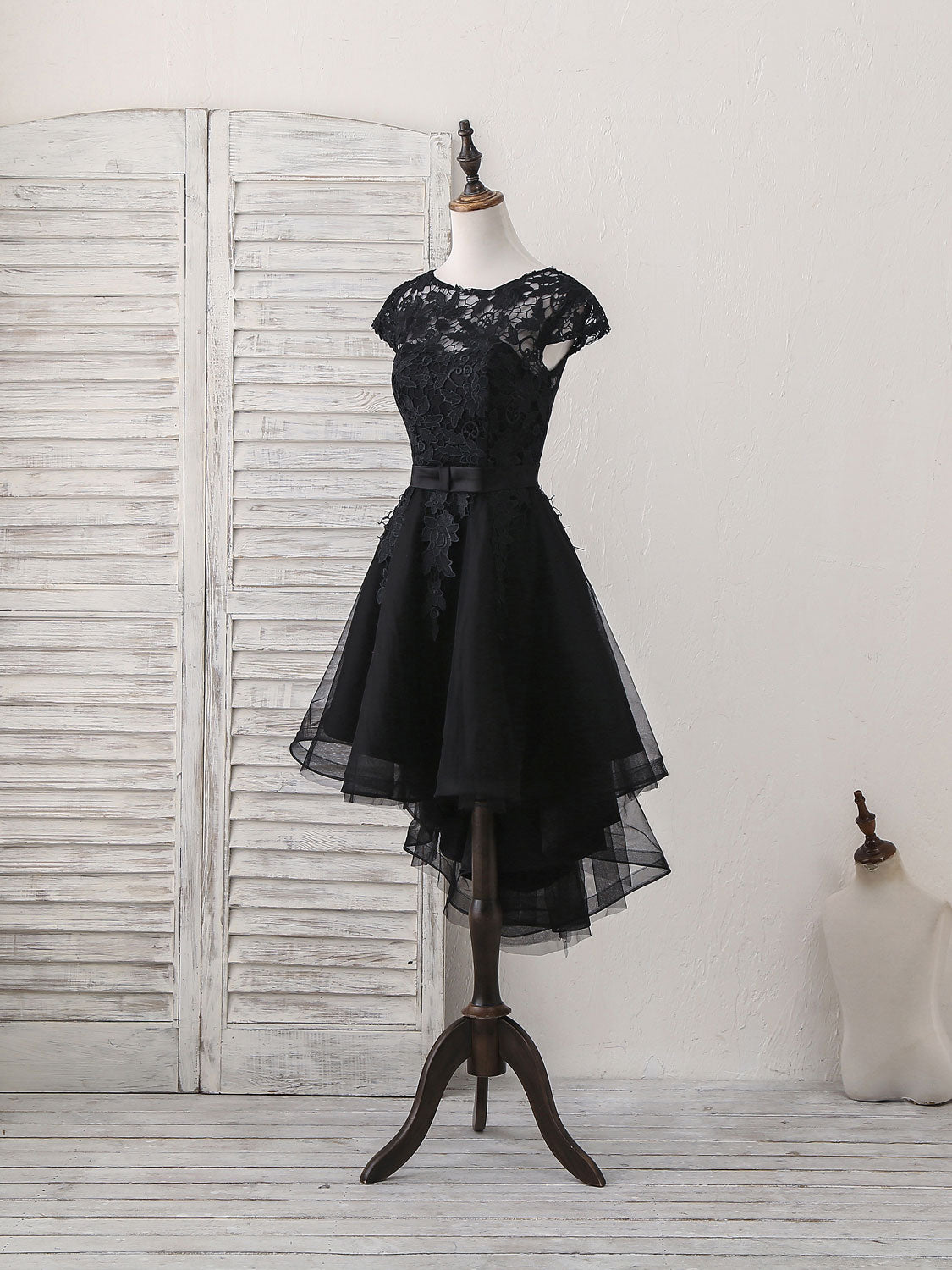 Elegant Black Round Neck Tulle Lace Applique Short Prom Dress | Homecoming Party Dress for Teens | Perfect for Dances, Formals & Special Occasions