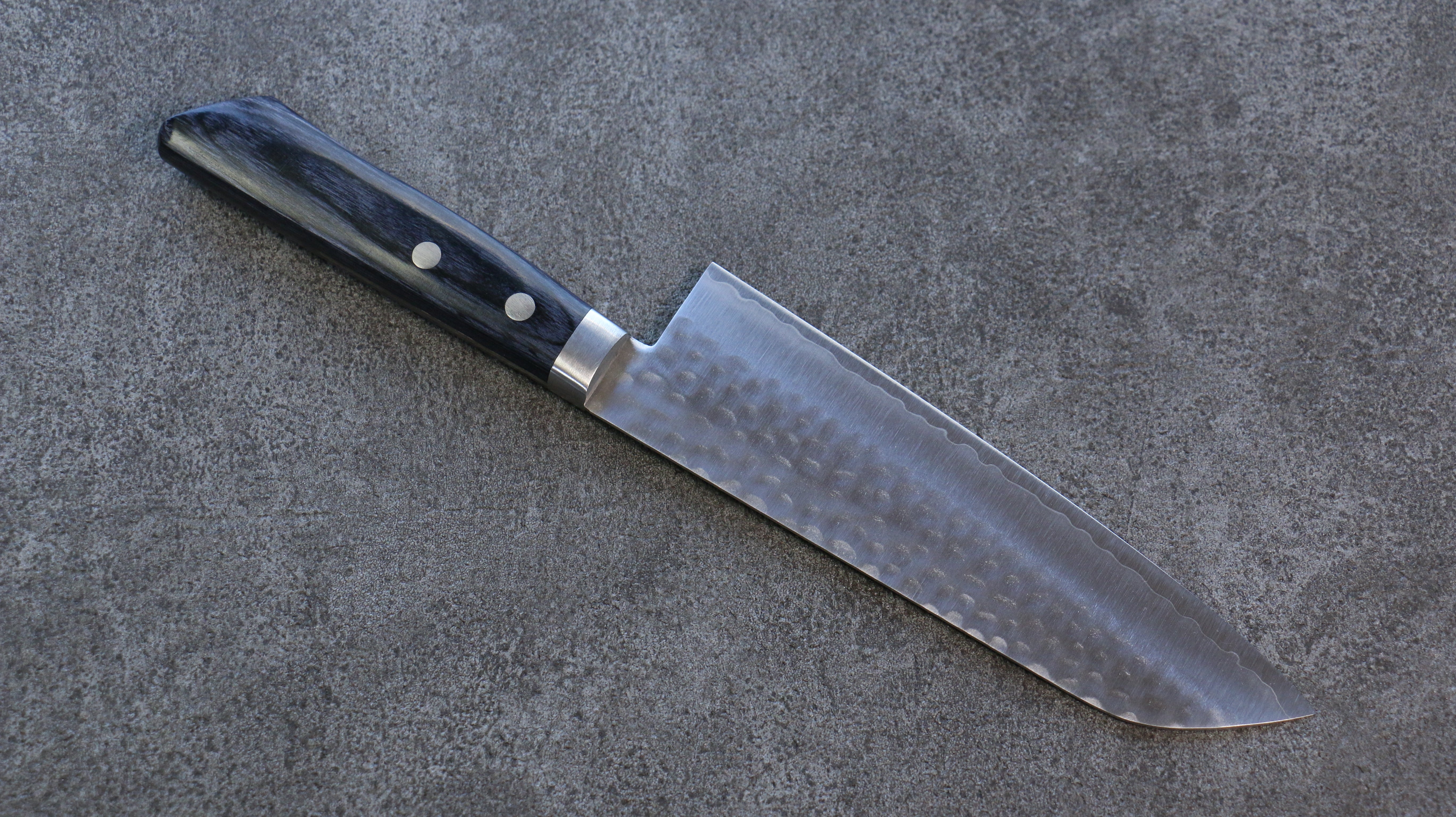 Kunihira VG1 Hammered Santoku Knife 170mm - Japanese Chef Knife with Navy Blue Pakkawood Handle - Perfect for Slicing, Dicing & Chopping Vegetables, Meat & Fish