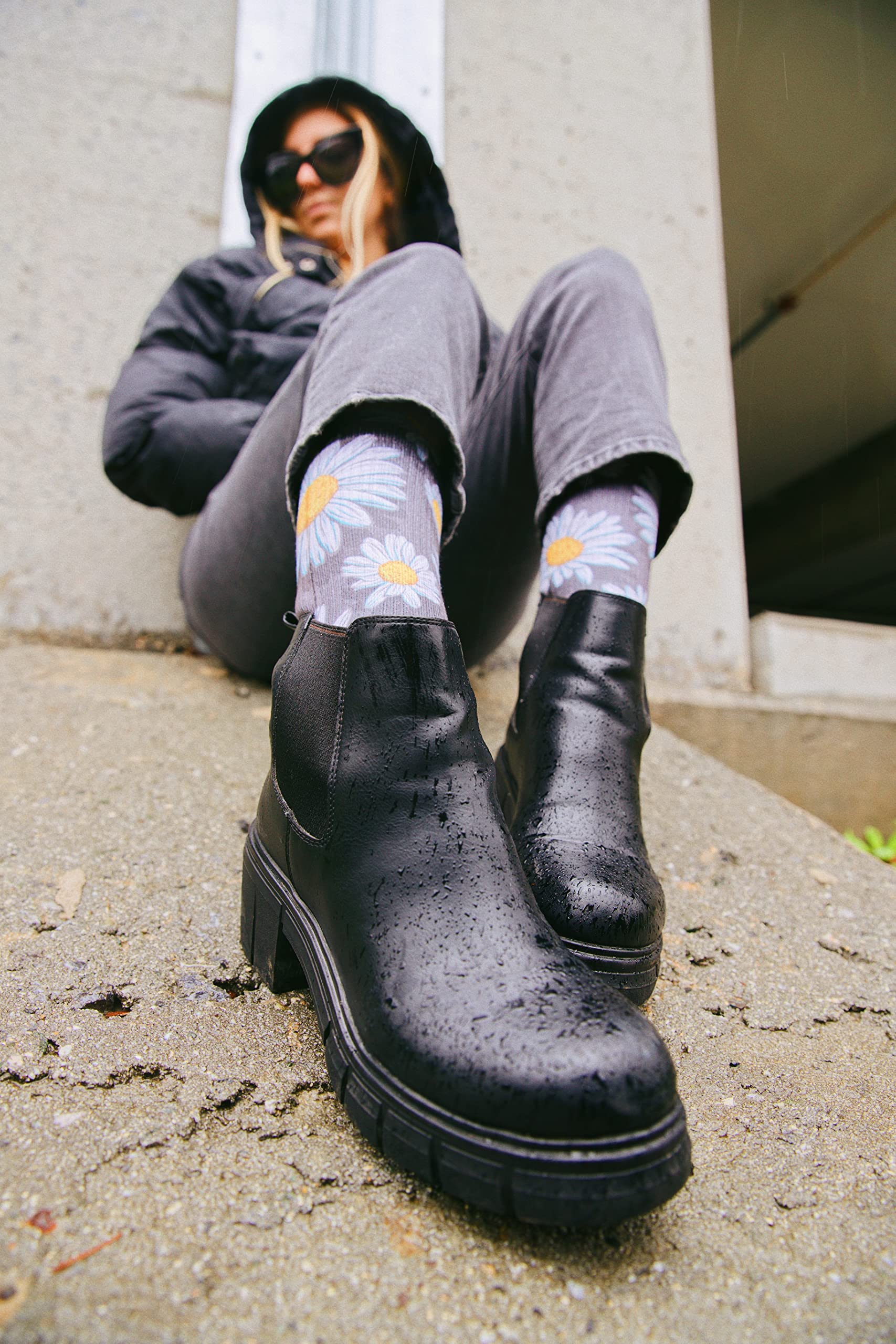 MERGE4 Spring Daisies Crew Socks for Men & Women - Floral Print Non-Slip Comfort Socks with Arch Support - Perfect for Work, Running & Everyday Wear